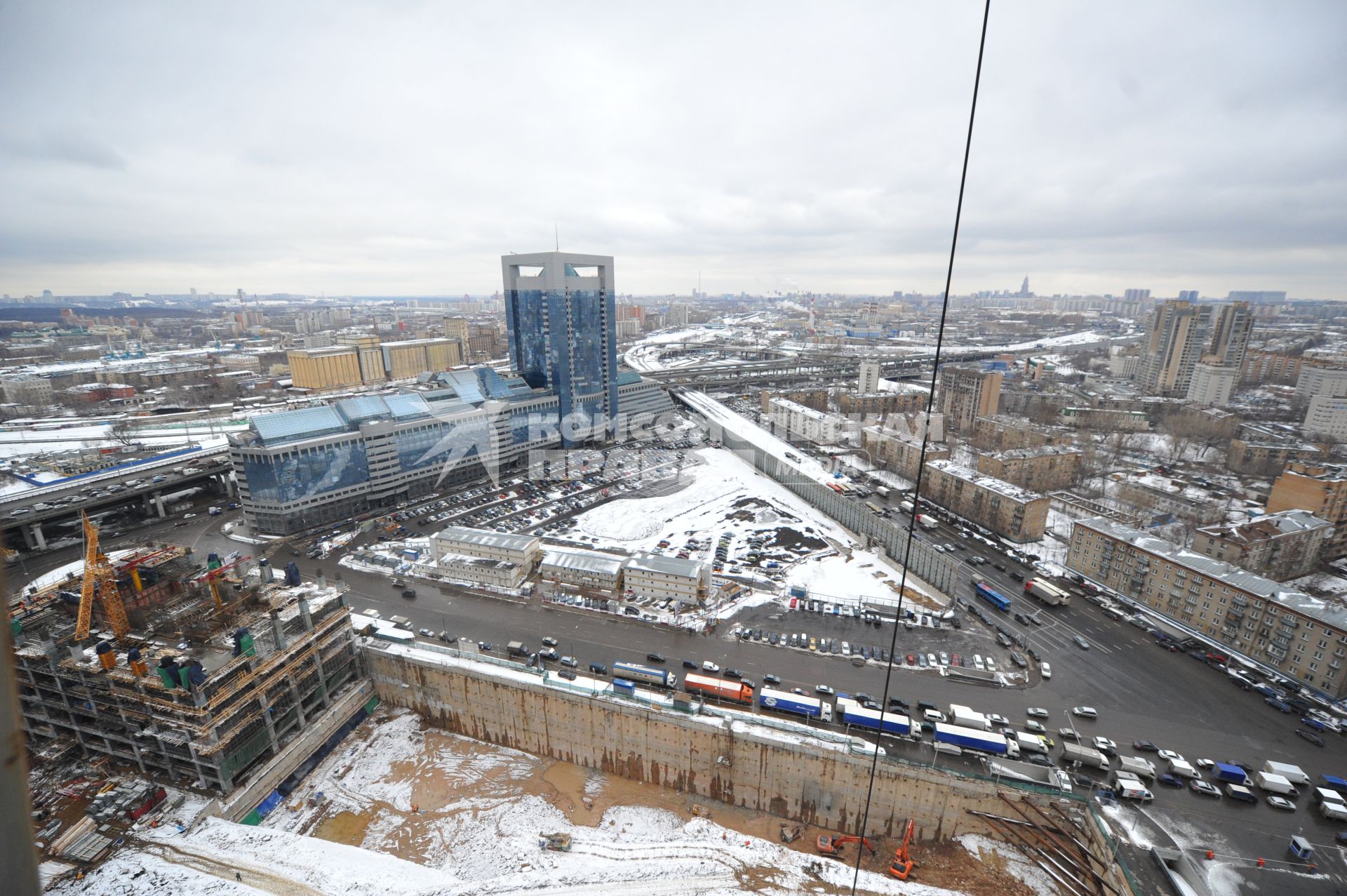 Московский международный деловой центр `Москва-Сити`. Вид сверху на Москву с одной из башен комплекса `Федерация`.