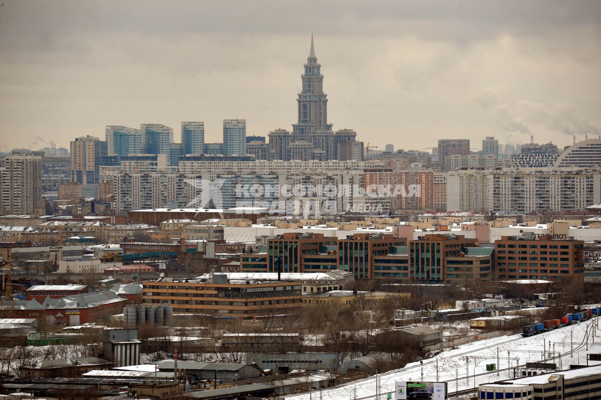 Московский международный деловой центр `Москва-Сити`. Вид сверху на Москву с одной из башен комплекса `Федерация`.