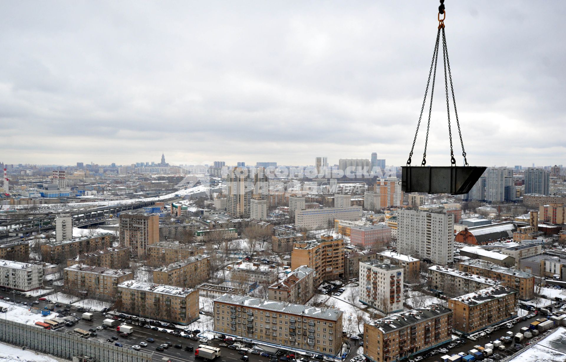 Московский международный деловой центр `Москва-Сити`. Вид сверху на Москву с одной из башен комплекса `Федерация`. На снимке: строительный ковш.