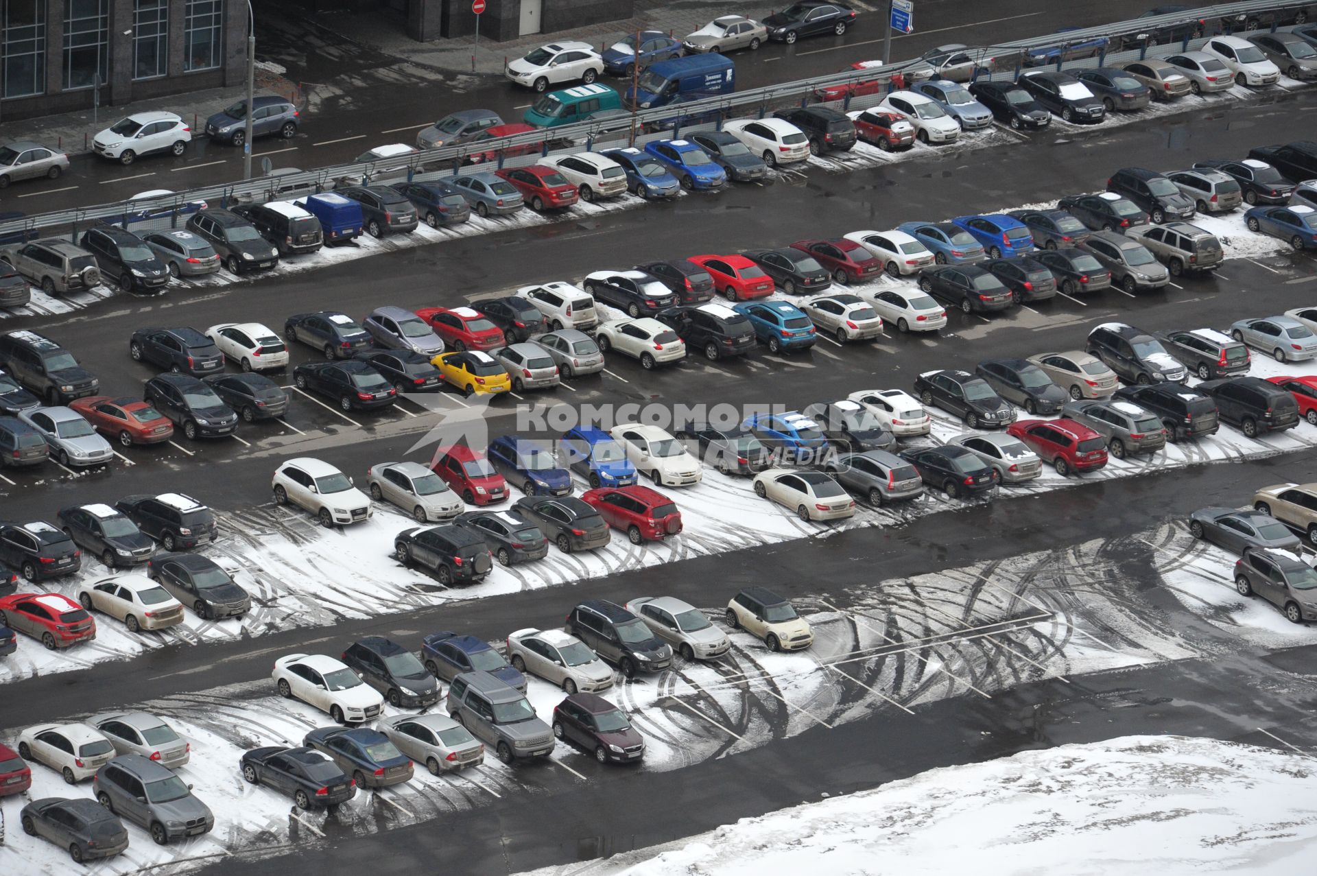 Припаркованные автомобили на улицах Москвы.