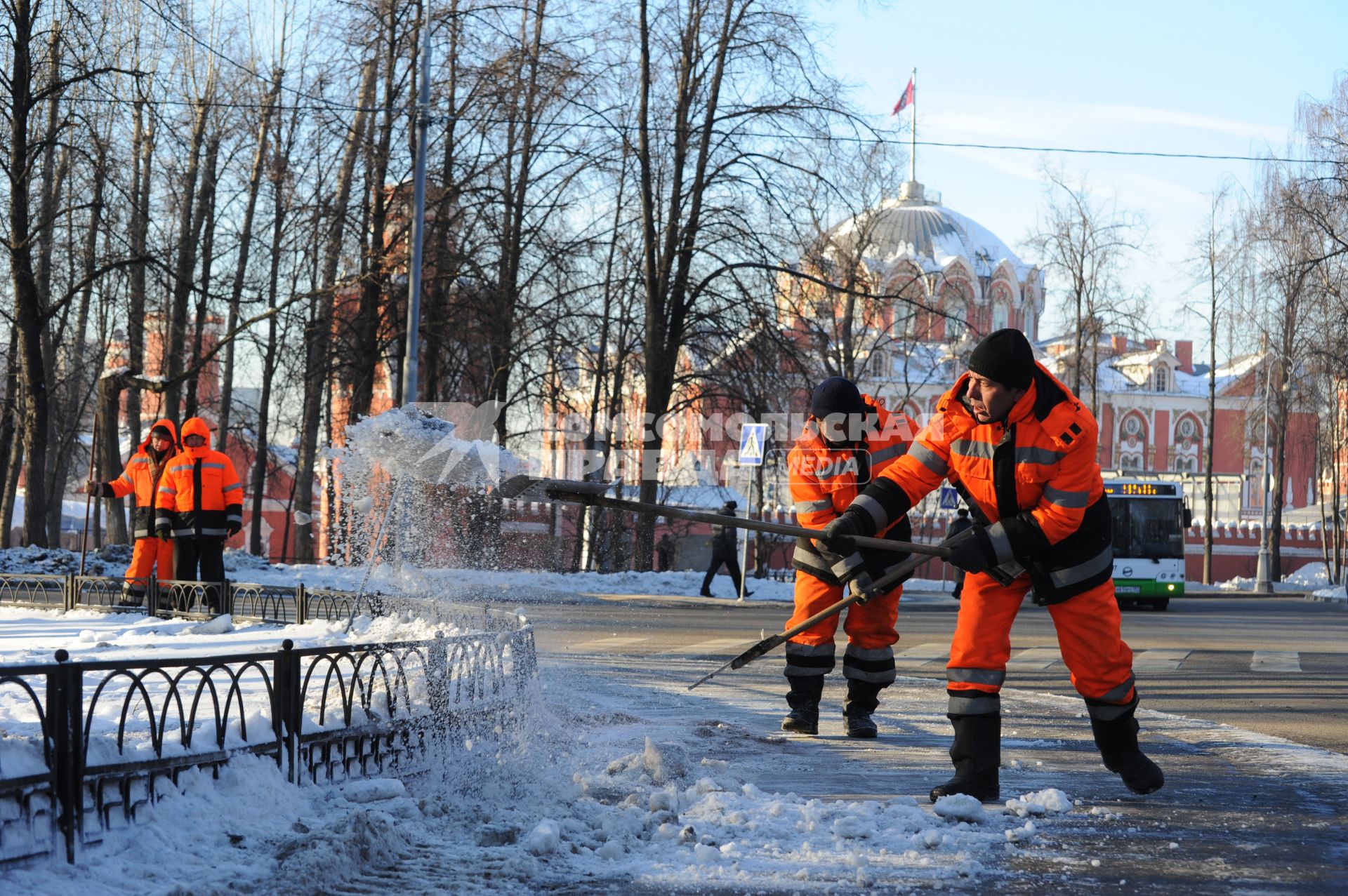 Уборка снега в Петровском парке.