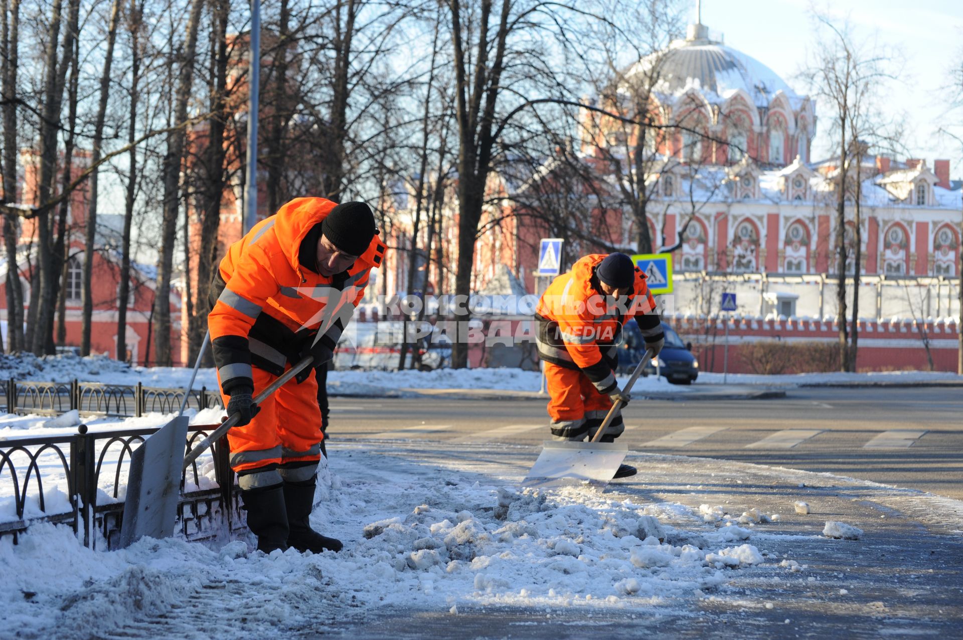 Уборка снега в Петровском парке.