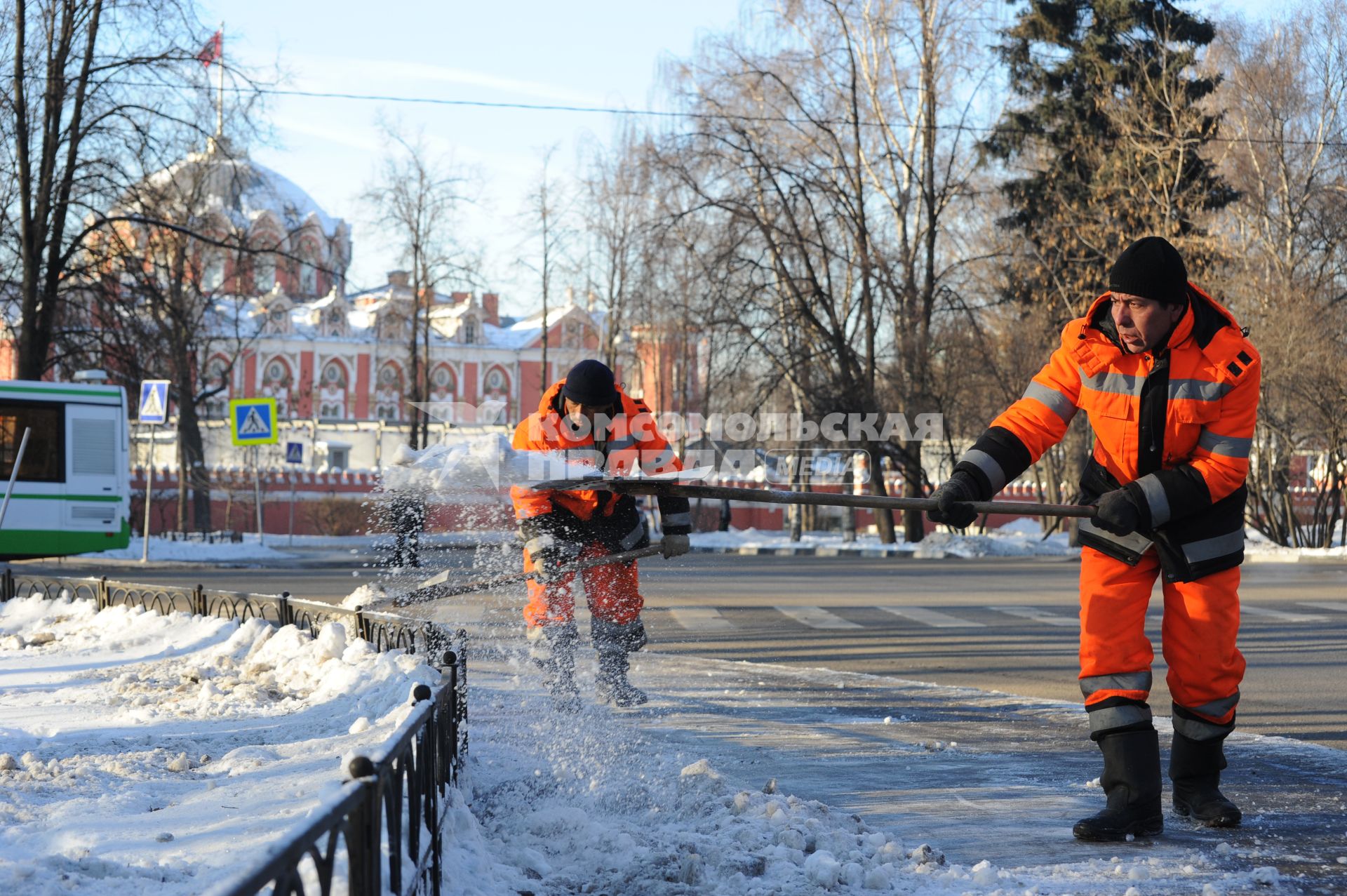 Уборка снега в Петровском парке.