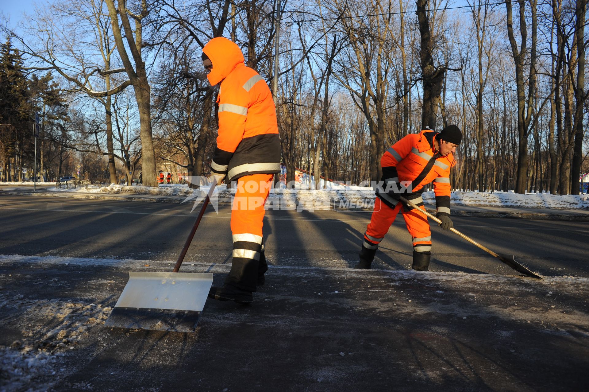 Уборка снега в Петровском парке.