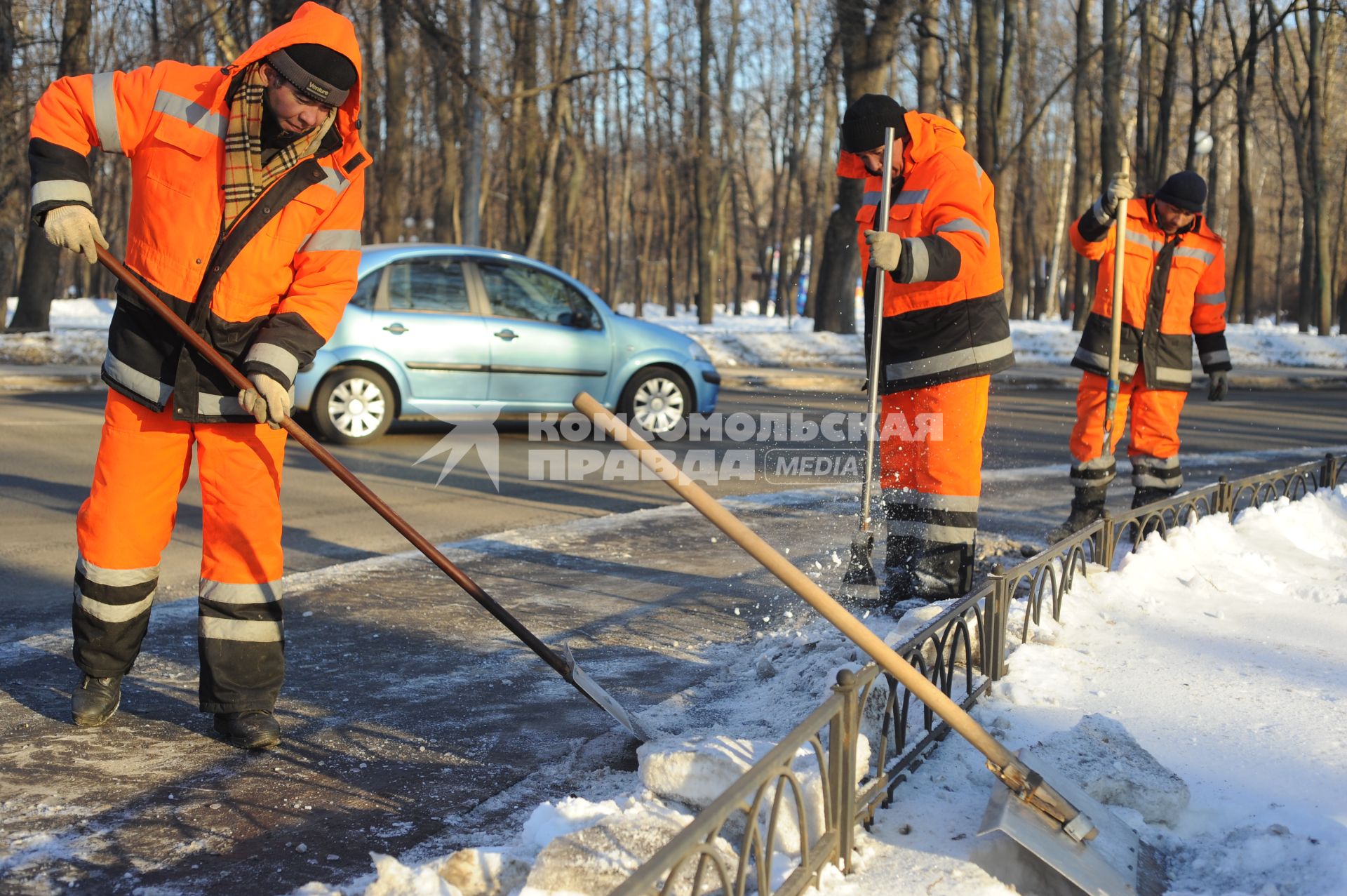 Уборка снега в Петровском парке.