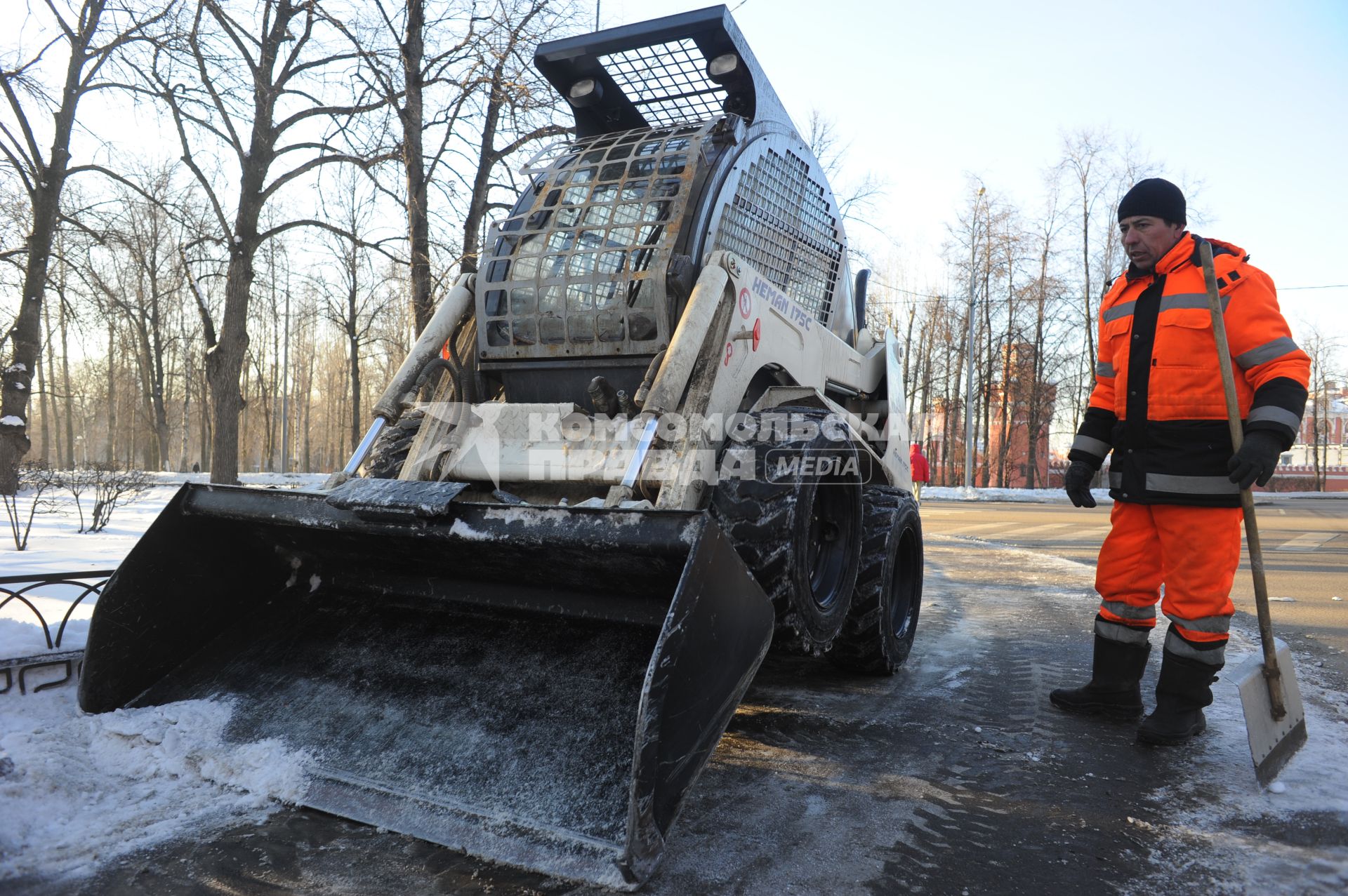 Уборка снега в Петровском парке.