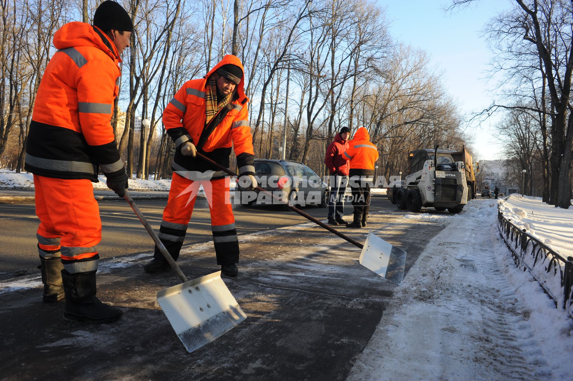 Уборка снега в Петровском парке.