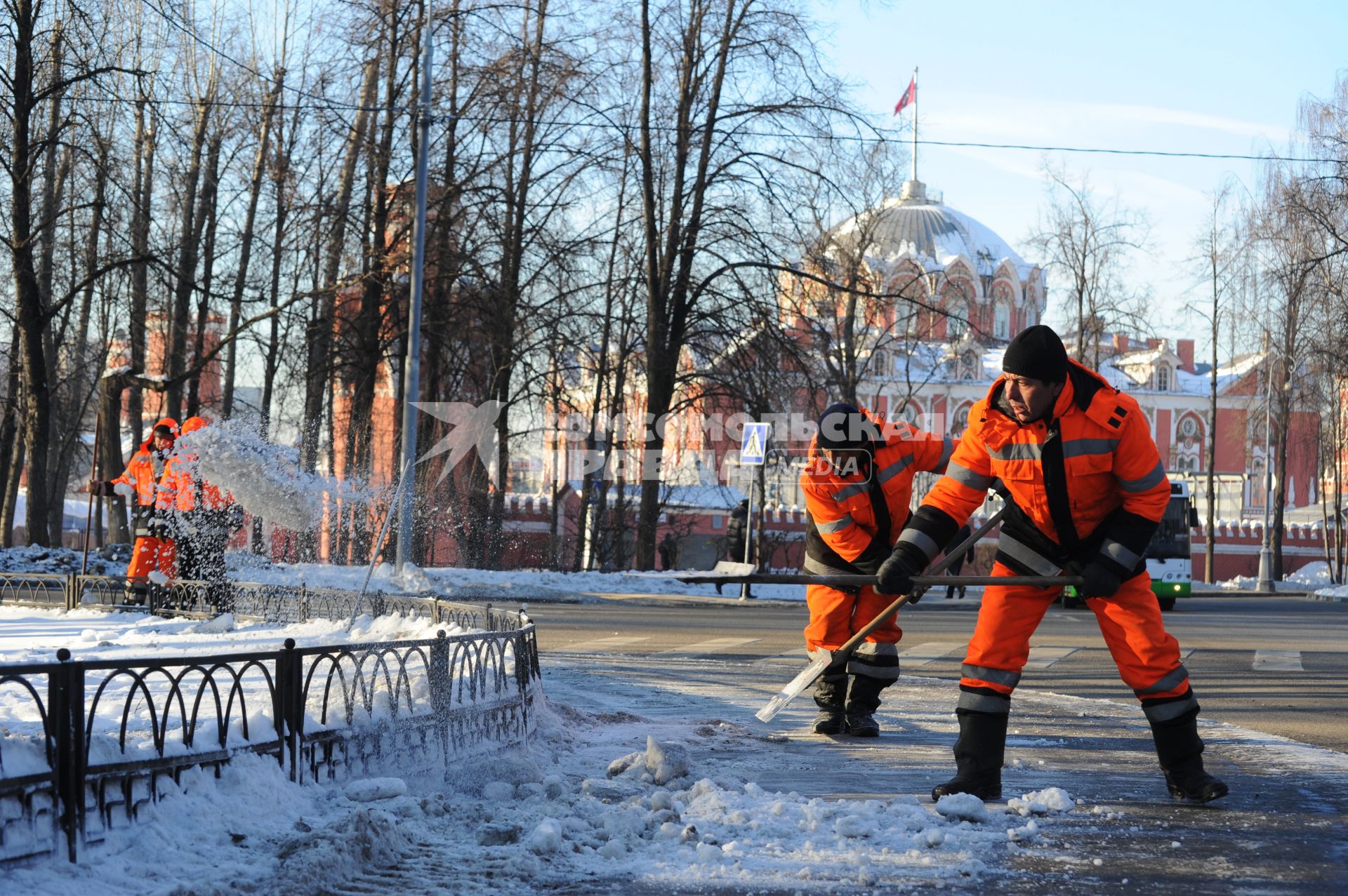 Уборка снега в Петровском парке.