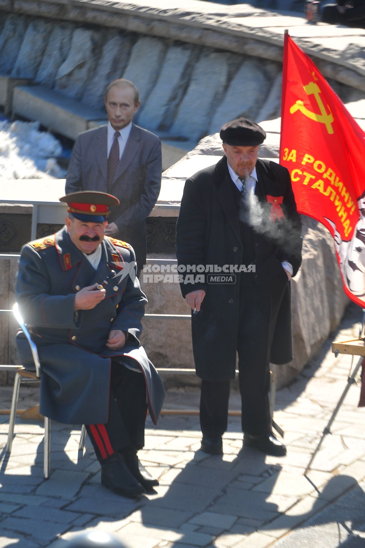 Двойники Ленина и Сталина курят в Александровском саду.