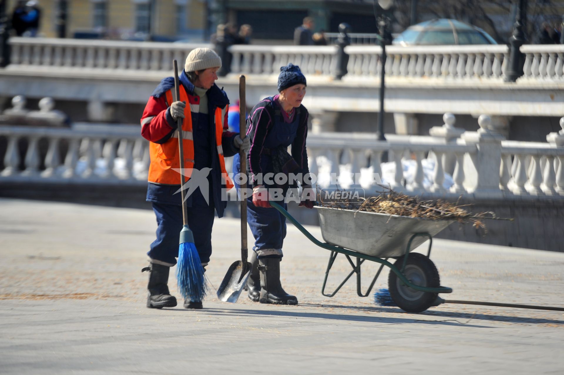 Женщины- гастарбайтеры занимаются уборкой города.