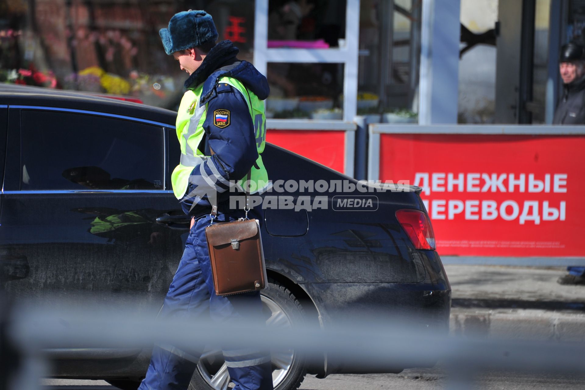 ДПСник остановил автомобиль.