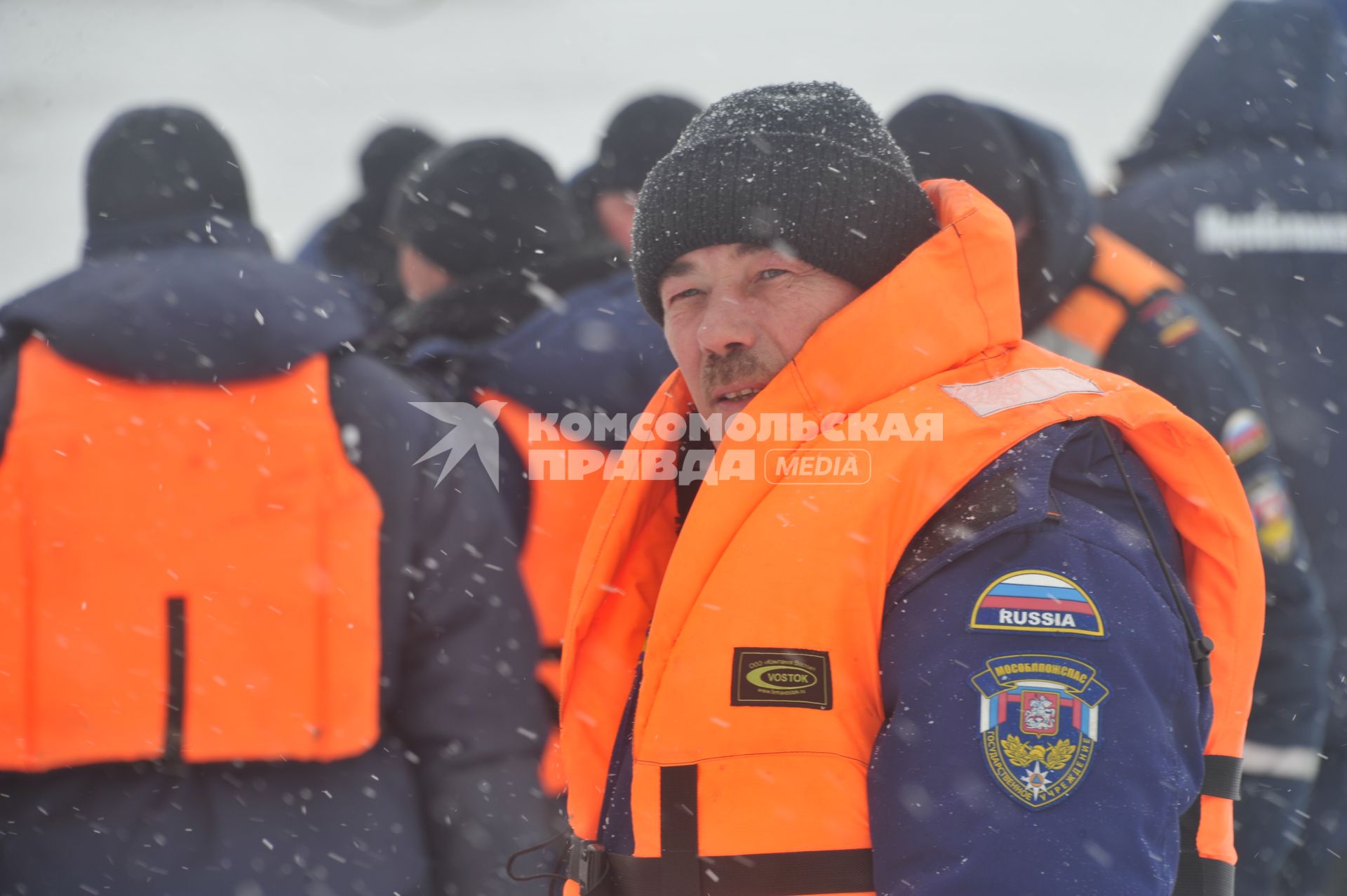 Коломенский район. Показное тактико-специальное учение Коломенского районного звена Московской областной системы предупреждения и ликвидации чрезвычайных ситуаций по ликвидации последствий весеннего половодья на территории района. На снимке: специалист МЧС в спасательном жилете.