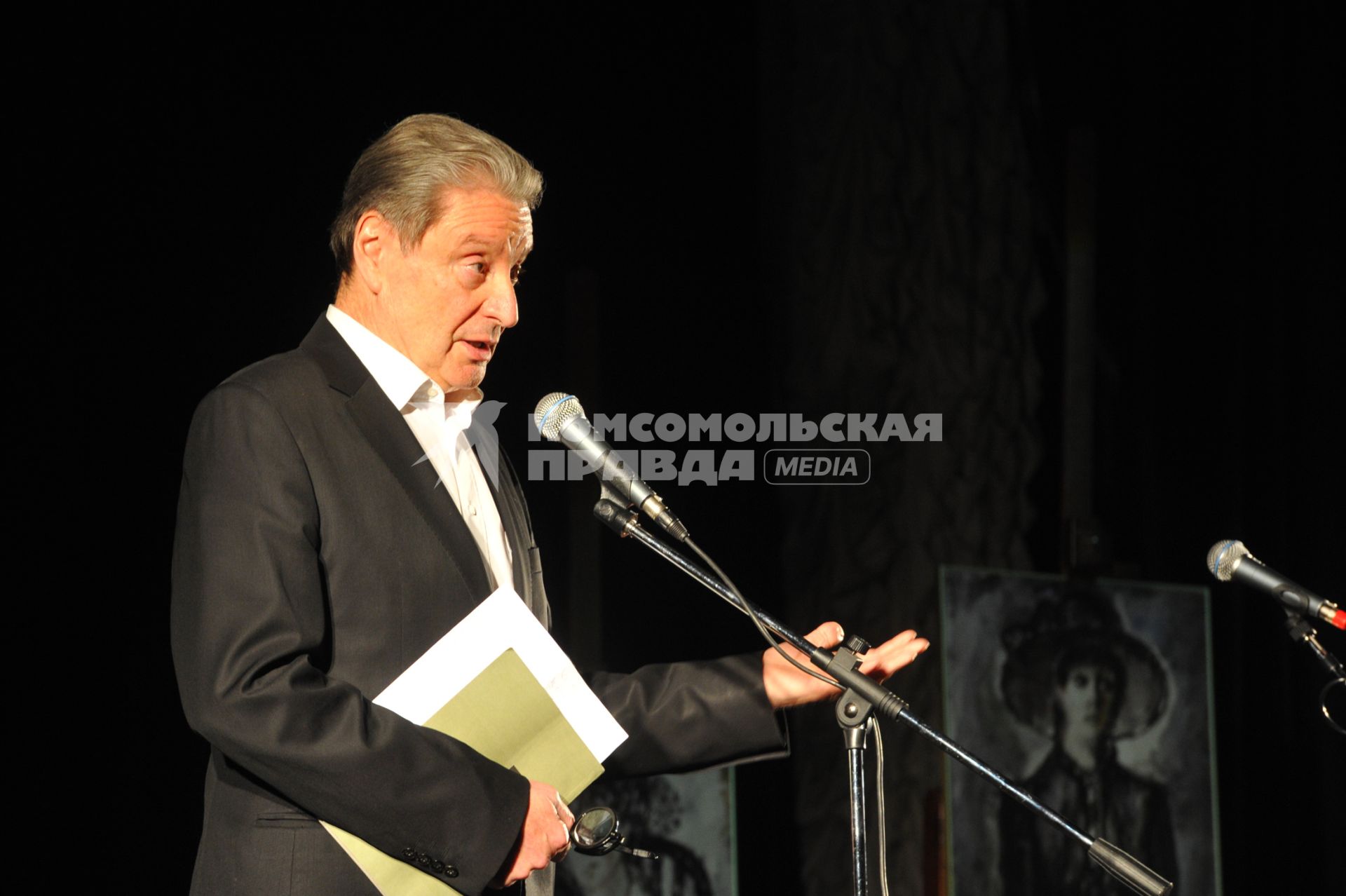 ЦДЛ. Вечер памяти Беллы Ахмадулиной, приуроченный к ее 75-летию. На снимке: актер Вениамин Смехов.