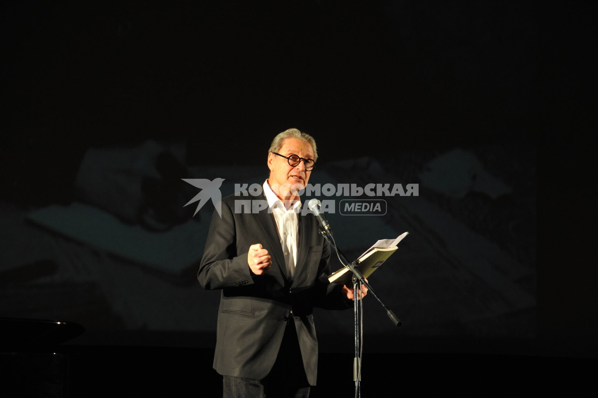 ЦДЛ. Вечер памяти Беллы Ахмадулиной, приуроченный к ее 75-летию. На снимке: актер Вениамин Смехов.