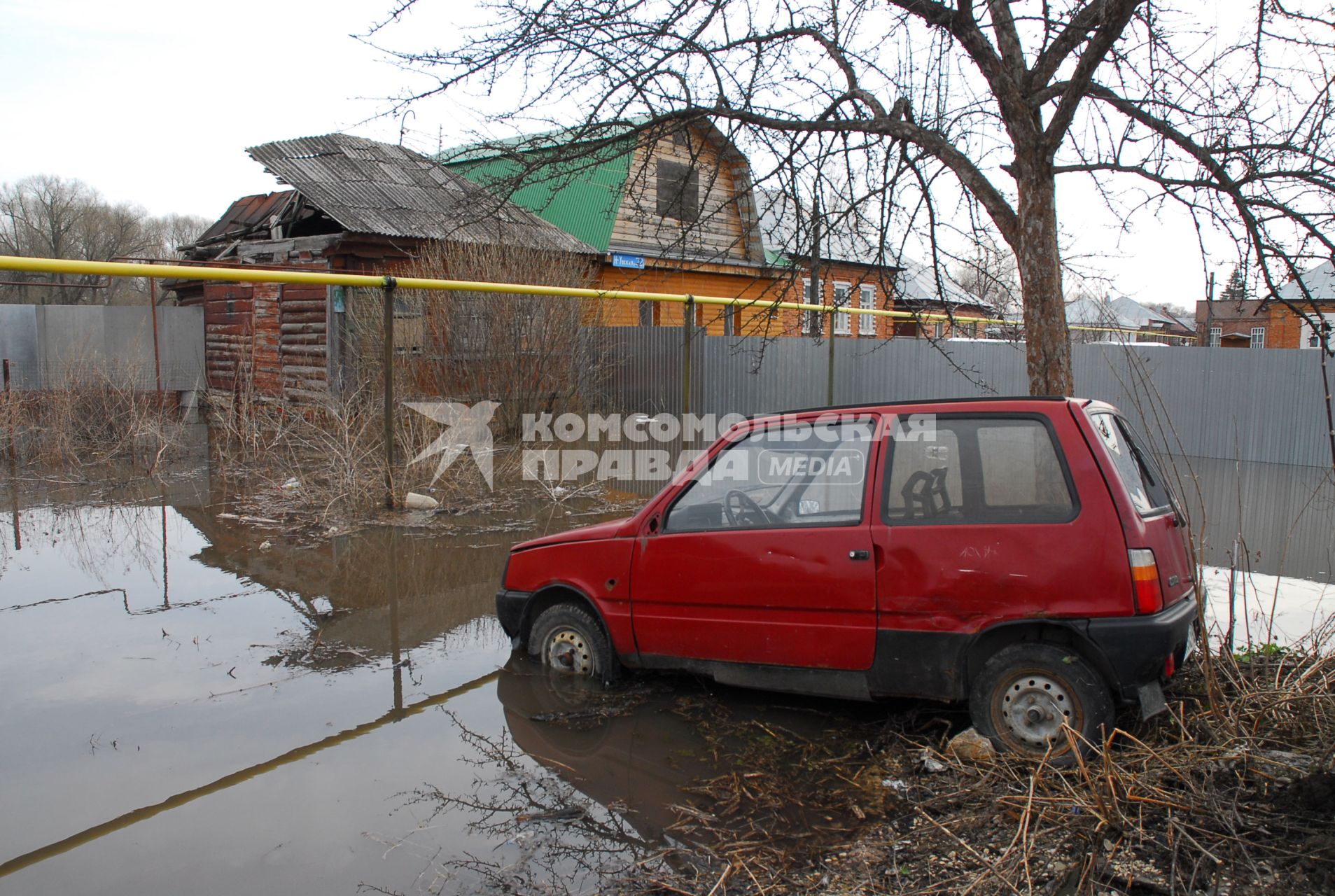 Участок под Тулой затопило в результате разлива реки.