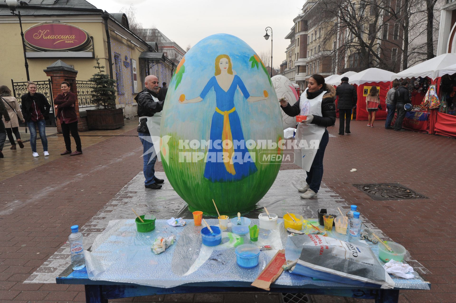 Во время Пасхального фестиваля `Живое Искусство` у Государственной Третьяковской галереи.