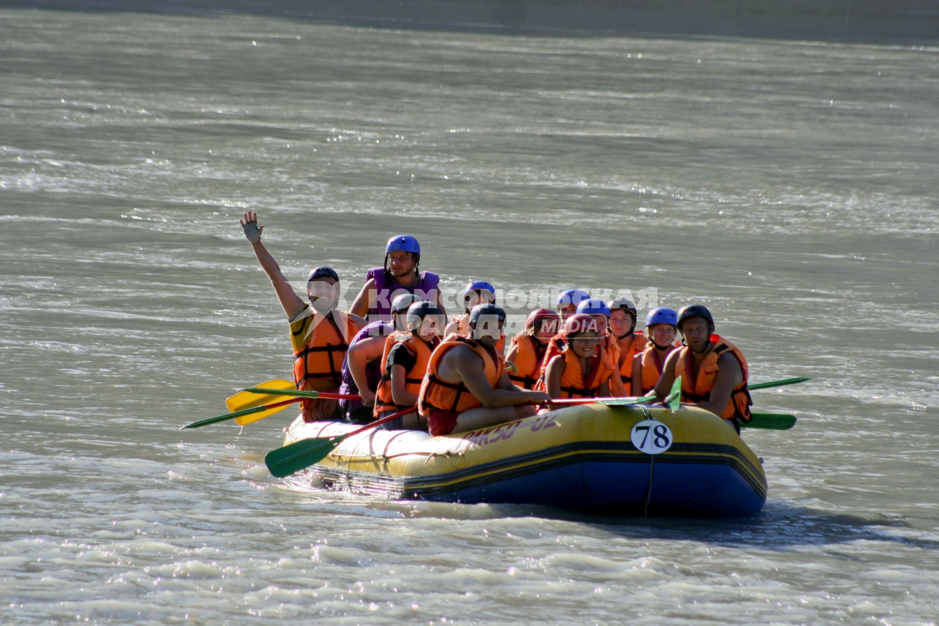 Рафтинг на реке Катунь. Группа туристов сплавляется на рафте.