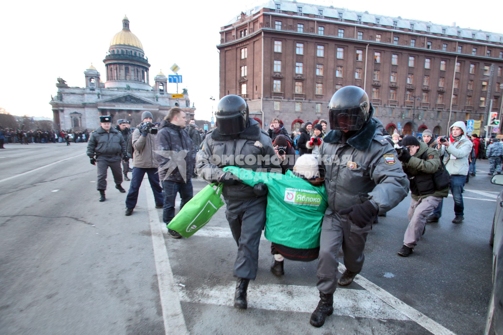 Митинг за честные выборы. Полицейские в защитных шлемах проводят задержание участника митинга.