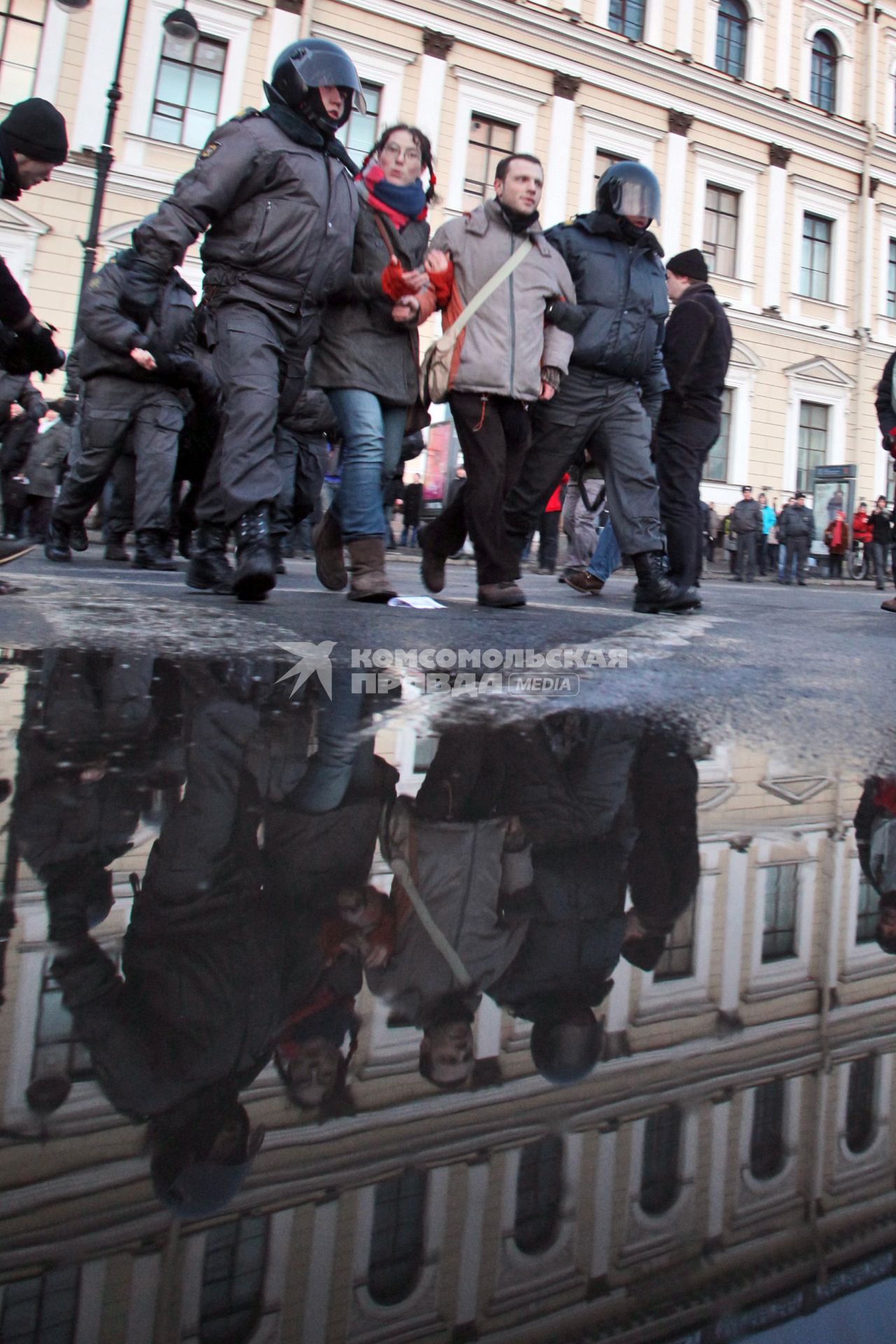 Митинг за честные выборы. Полицейские проводят задержание участника митинга.