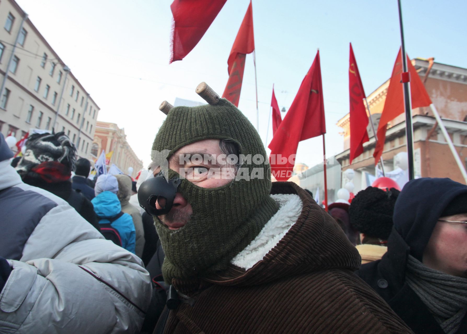 Митинг за честные выборы. Мужчина в шапке типа балаклавы с рожками на голове и искусственным носом.