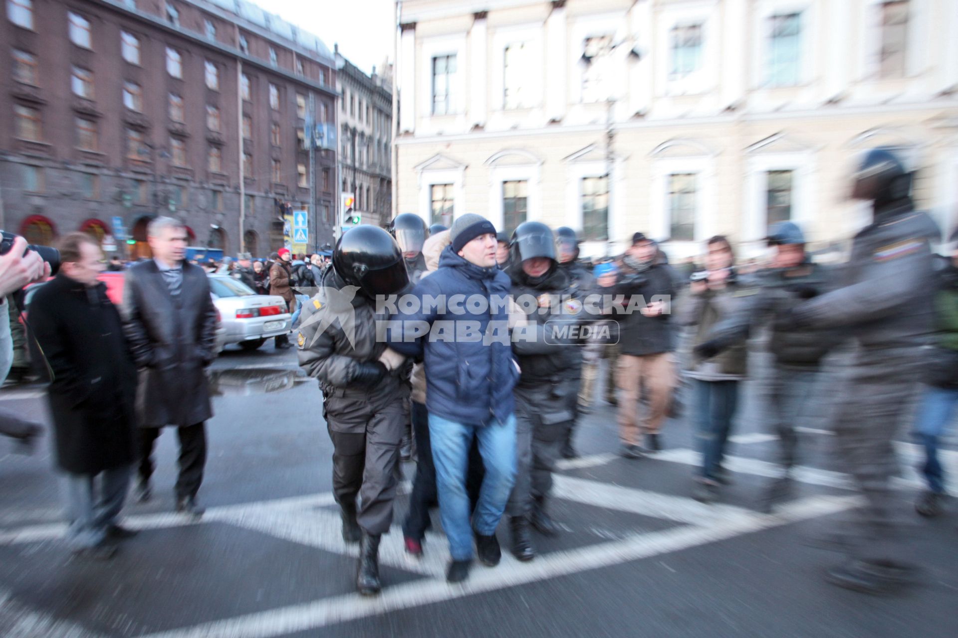 Митинг за честные выборы. Полицейские проводят задержание участника митинга.