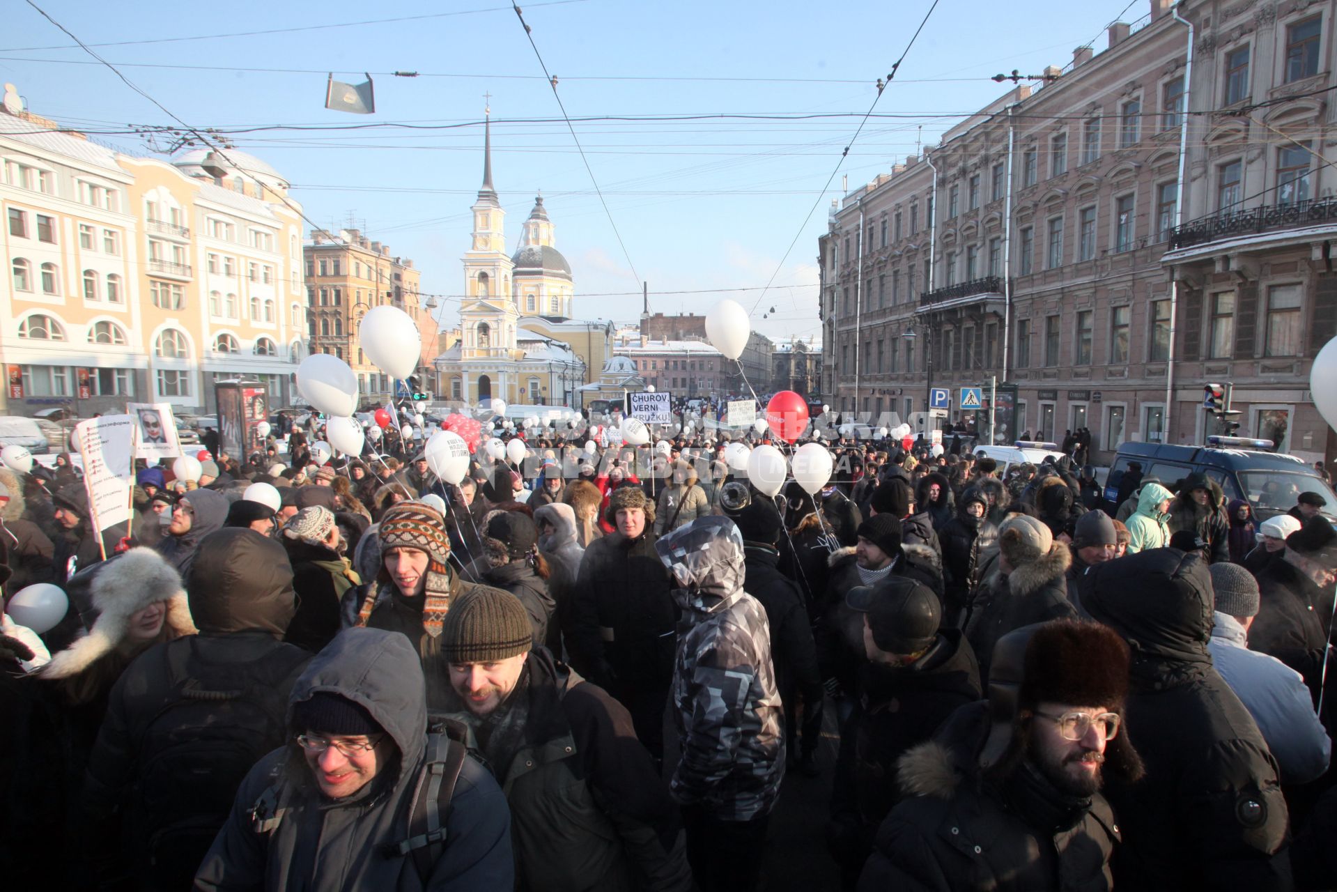 Митинг за честные выборы. Общий вид на митинг. Люди идут с белыми воздушными шарами.