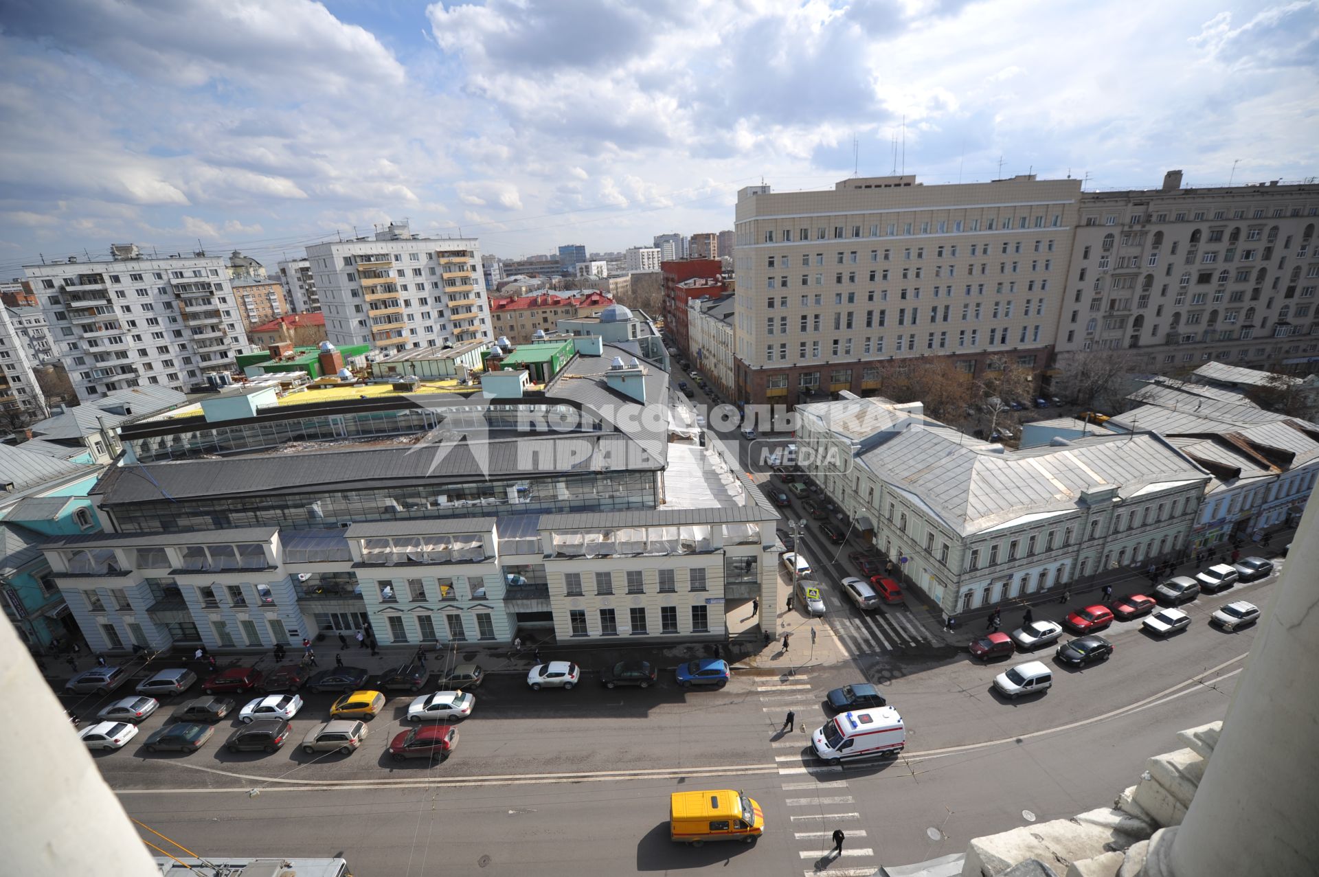 Вид сверху Богоявленского кафедрального собора в Москве (Елоховская церковь).