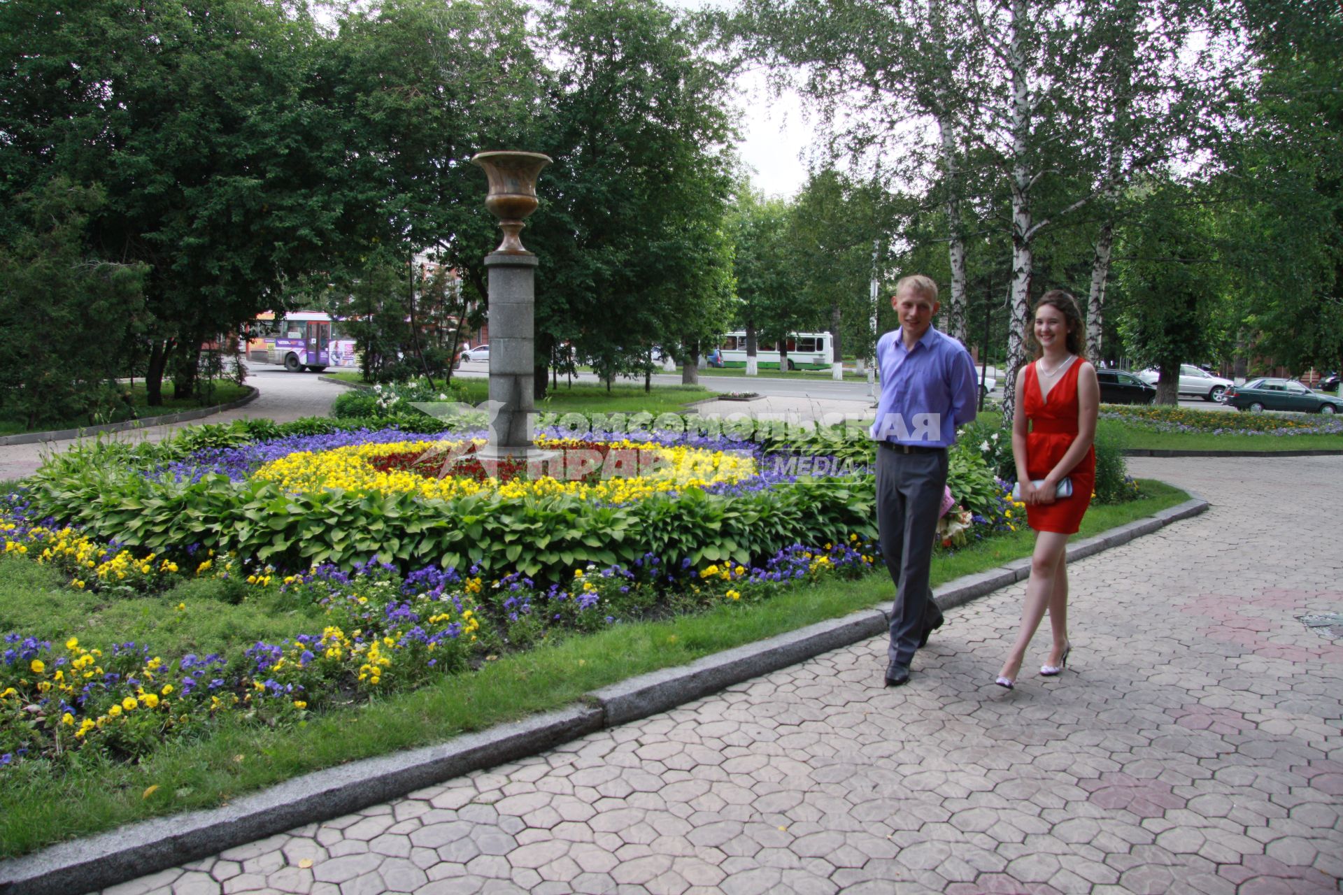 Мужчина с девушкой прогуливаются в парке в Барнауле.