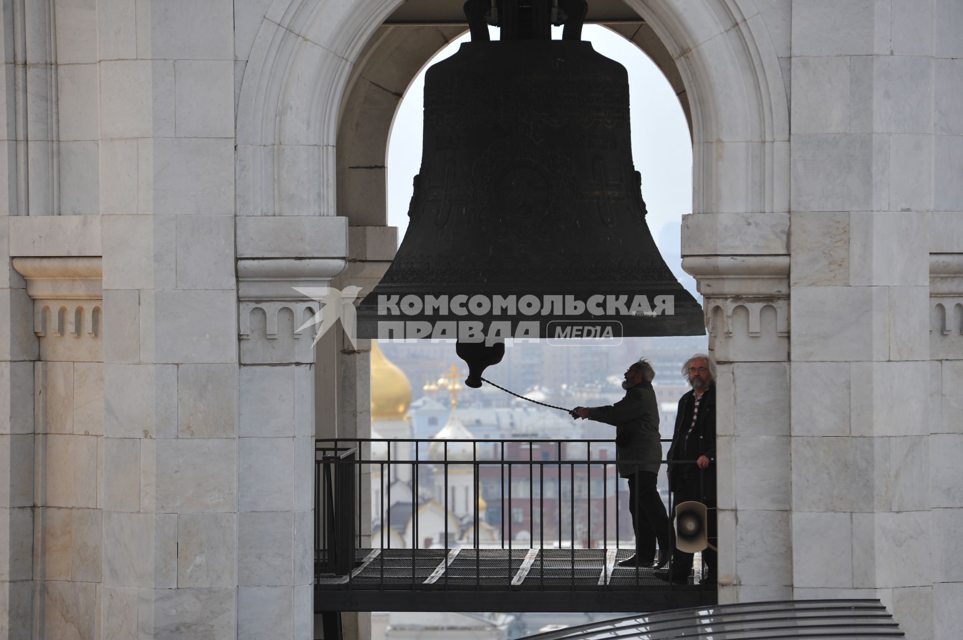 Колокольный звон Храм Христа Спасителя. На снимке: звонарь звонит в колокола.