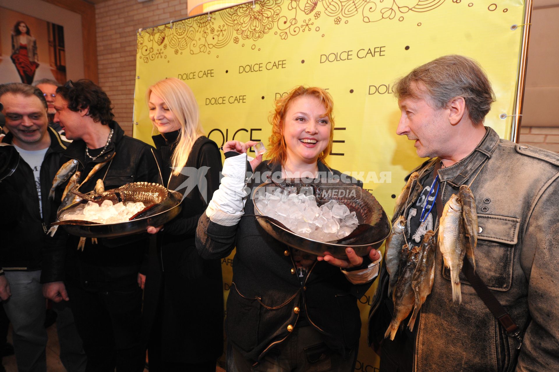Dolce-cafe. Первый женский чемпионат Москвы по забиванию `козла` `Коза 2012`. На снимке: шоумен Олег Назаров, модельер Наталия Дригант, актриса Наталья Унгард и корреспондент отдела культуры и светской хроники ИД `Комсомольская правда` Александр Мешков.