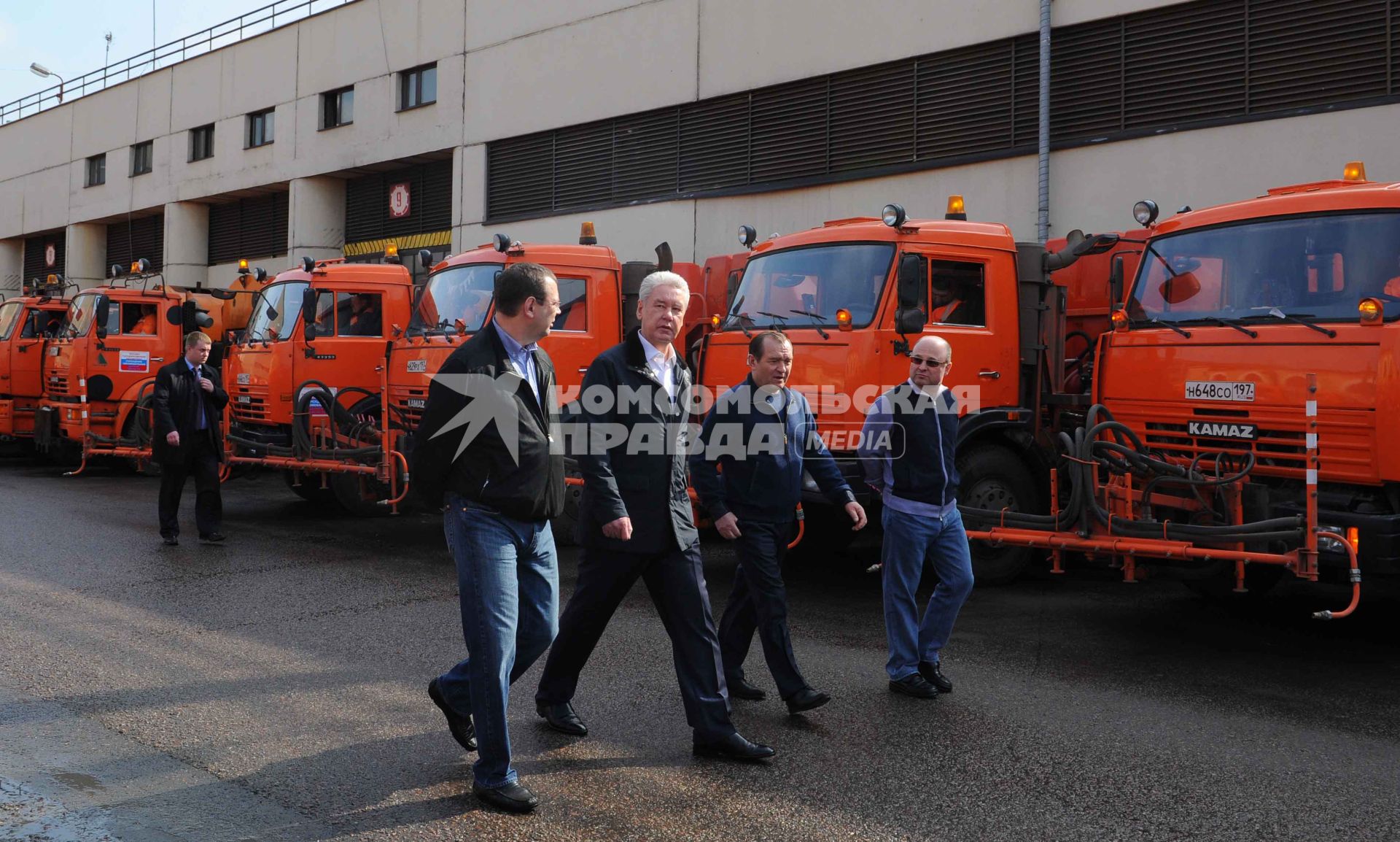 Мэр Москвы Сергей Собянин в ходе посещения государственного бюджетного учреждения `Автодороги` осмотрел новые образцы техники для уборки улиц города.
