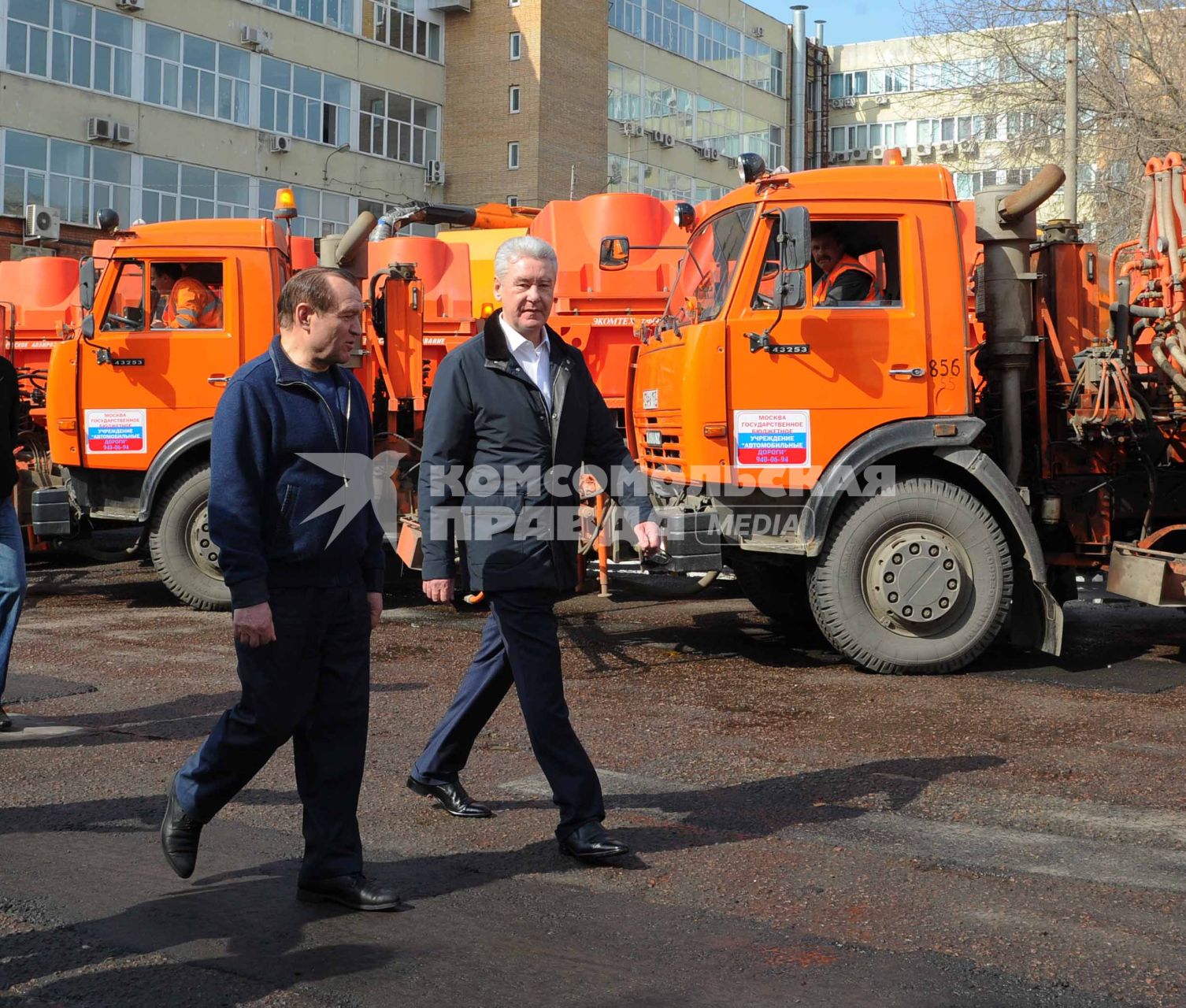Мэр Москвы Сергей Собянин в ходе посещения государственного бюджетного учреждения `Автодороги` осмотрел новые образцы техники для уборки улиц города. На снимке: заместитель мэра Москвы по вопросам жилищно-коммунального хозяйства и благоустройства Петр Бирюков и мэр Москвы Сергей Собянин (слева направо).
