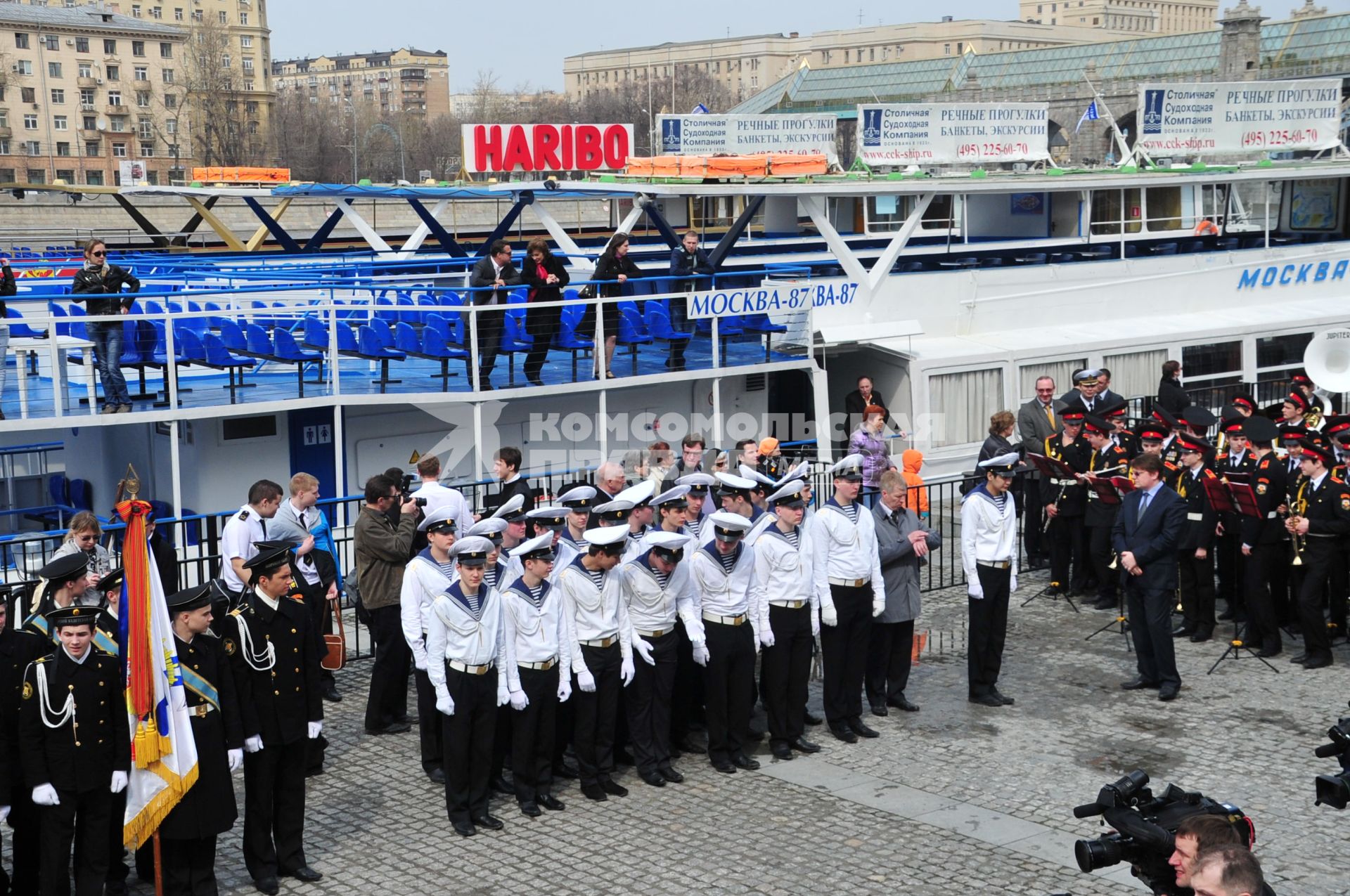 Открытие пассажирской навигации на Москве-реке. На снимке: торжественное построение на набережной.