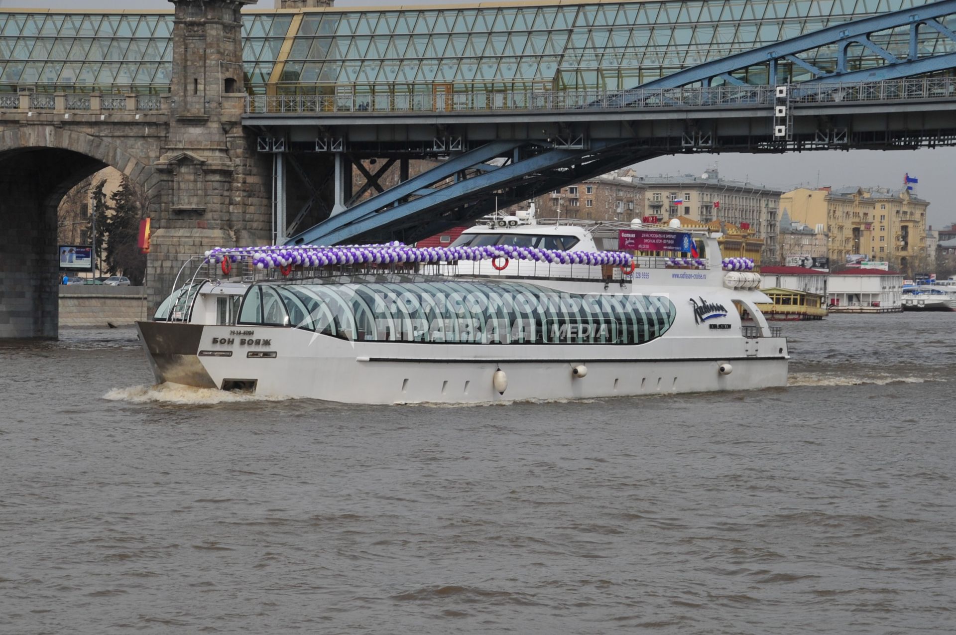 Открытие пассажирской навигации на Москве-реке. На снимке: речное судно ледокольного типа  `Бон Вояж.`