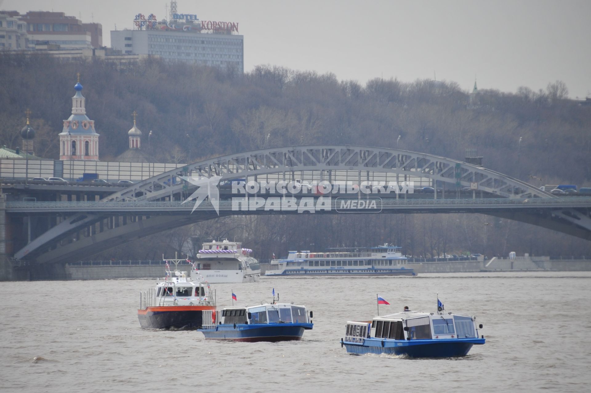 Открытие пассажирской навигации. На снимке: речные суда на Москва-реке.