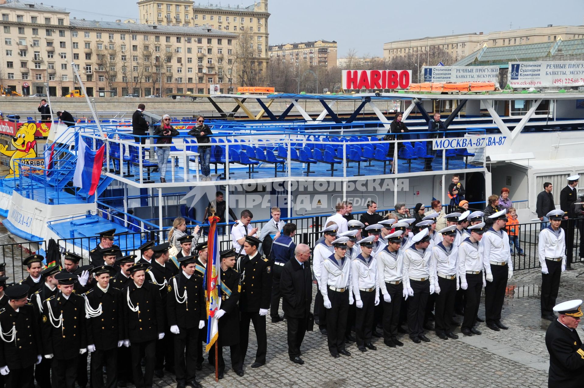 Открытие пассажирской навигации на Москве-реке. На снимке: торжественное построение на набережной.