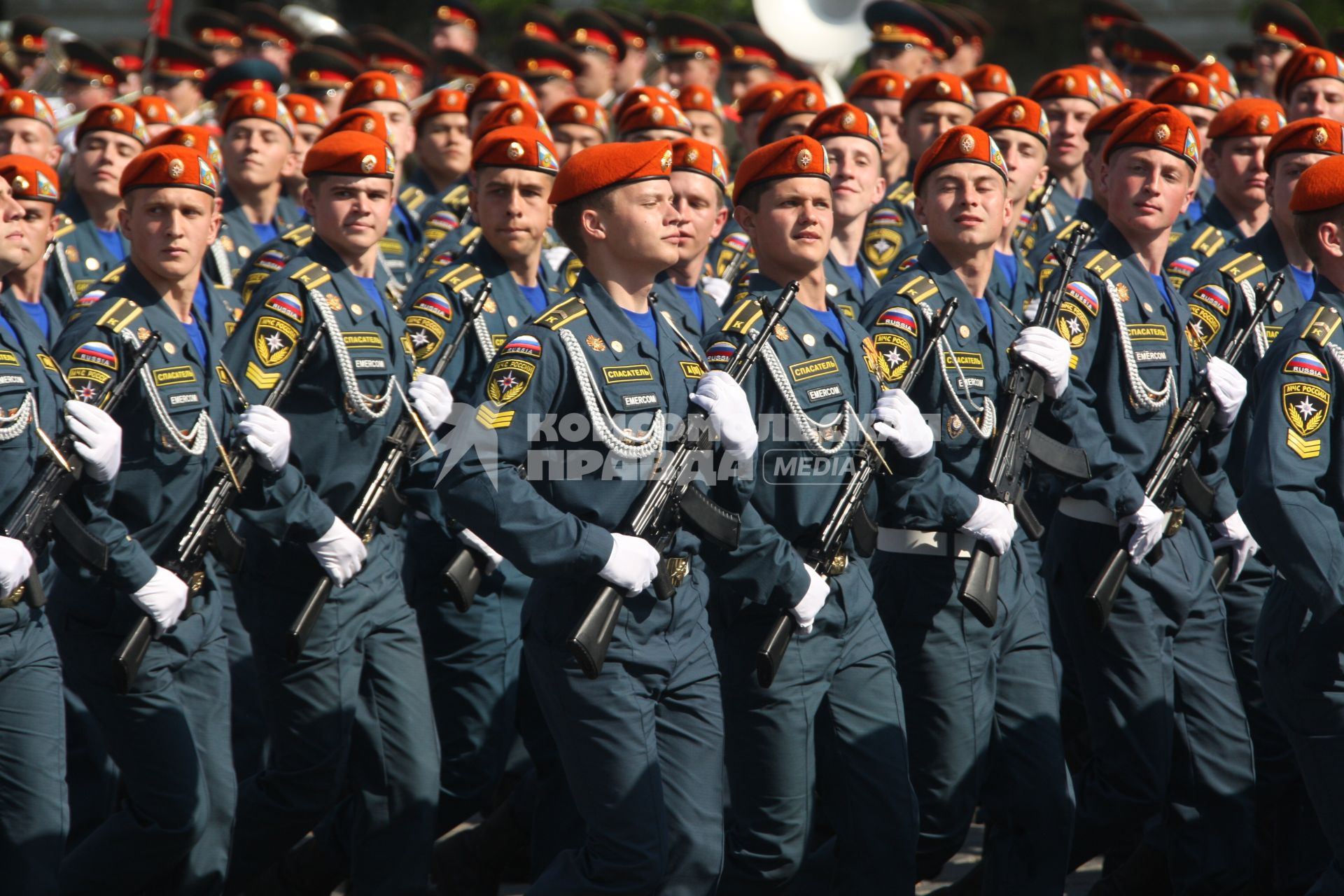 Парад на Красной площади, посвященный 65-й годовщине Победы в Великой Отечественной войне. На снимке: военнослужащие МЧС России.