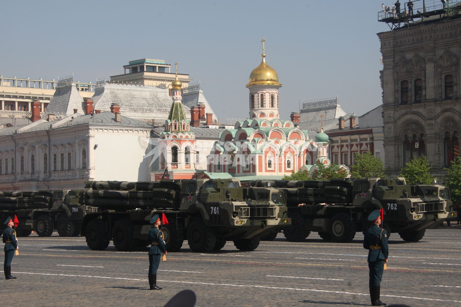 Парад на Красной площади, посвященный 65-й годовщине Победы в Великой Отечественной войне. На снимке: реактивная система залпового огня 9К58 `Смерч`.