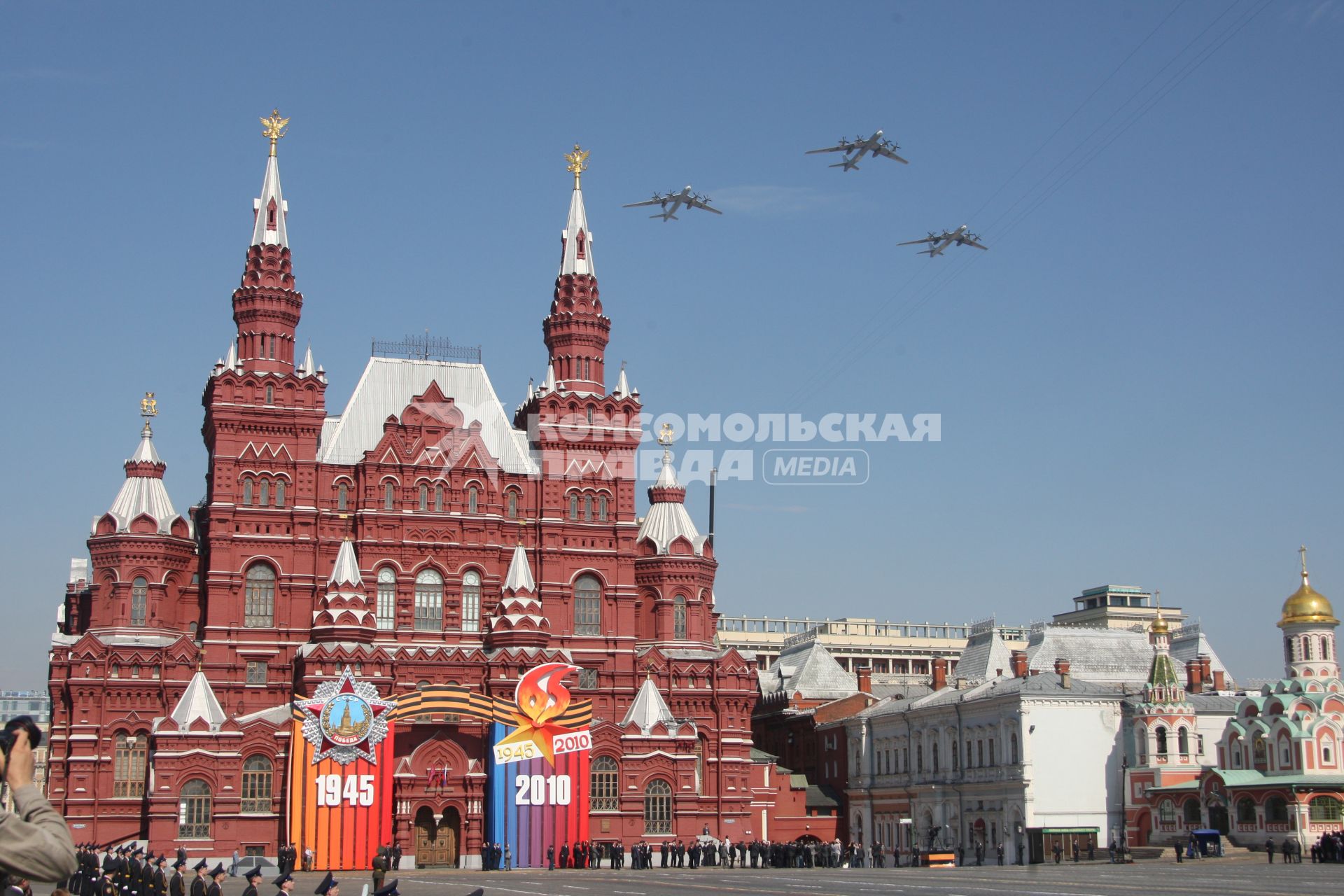 Парад на Красной площади, посвященный 65-й годовщине Победы в Великой Отечественной войне. На снимке: самолеты Ту-95.