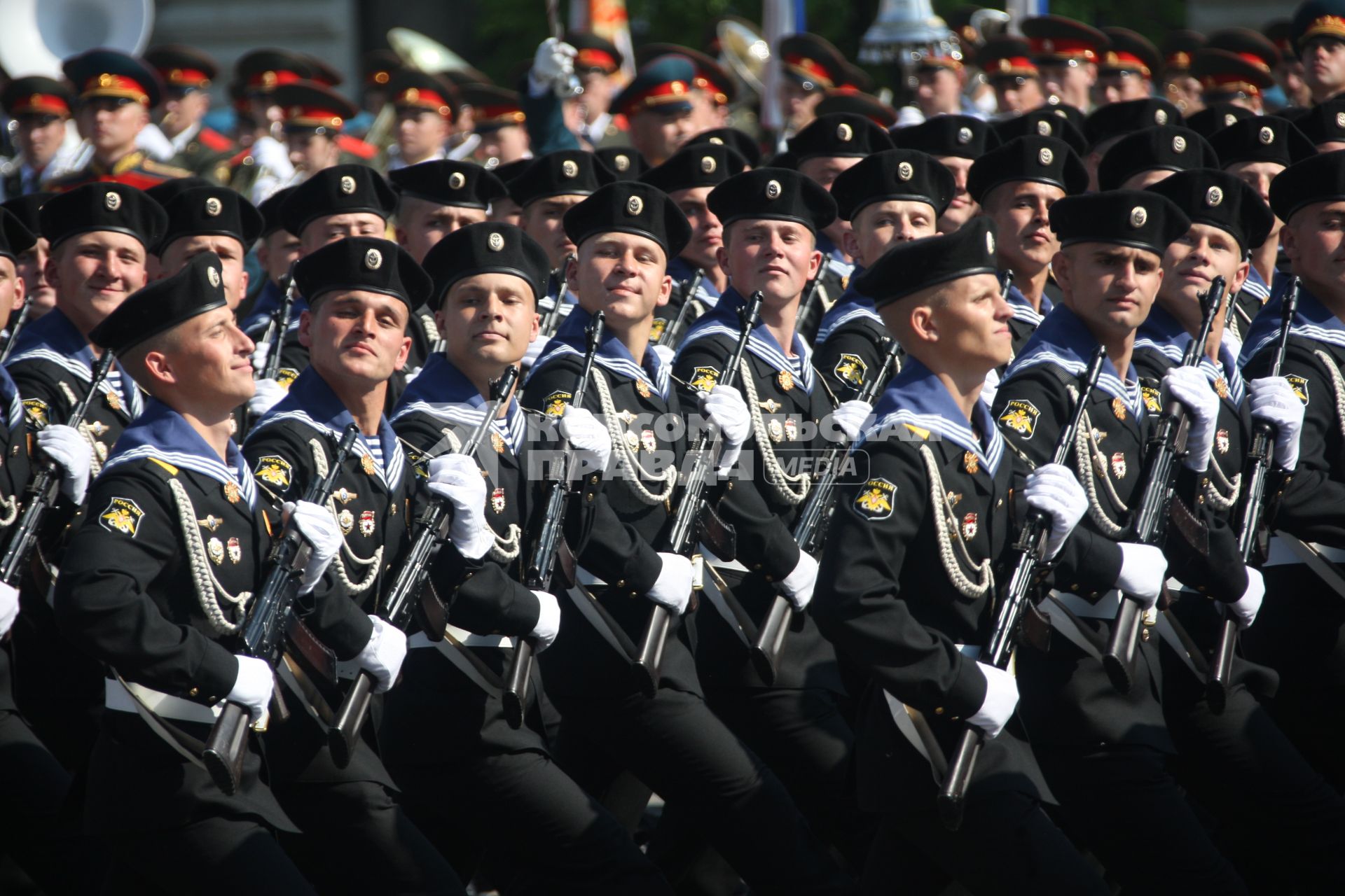 Парад на Красной площади, посвященный 65-й годовщине Победы в Великой Отечественной войне. На снимке: солдаты морской пехоты Черноморского Флота.