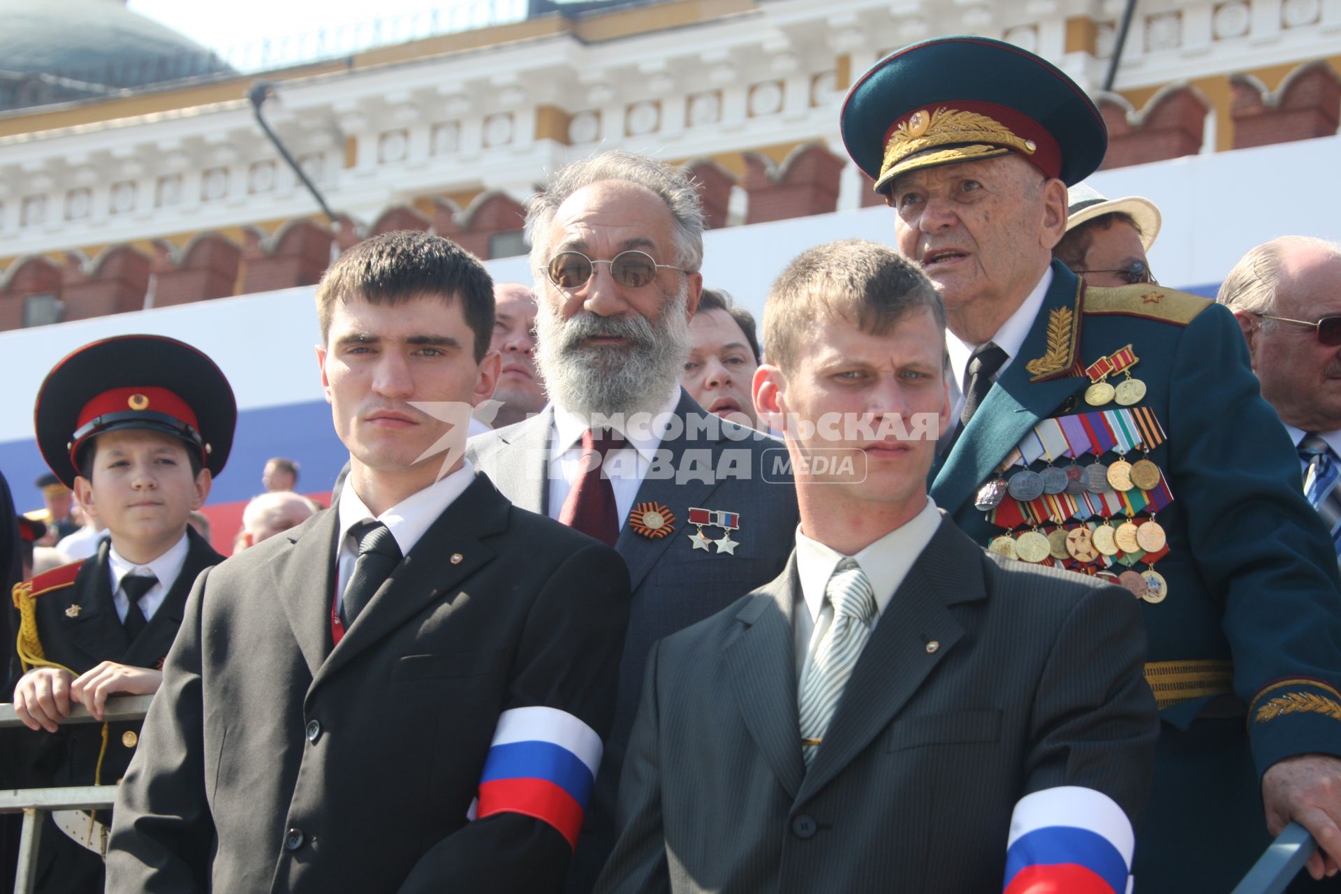 Парад на Красной площади, посвященный 65-й годовщине Победы в Великой Отечественной войне. На снимке: депутат Государственной Думы РФ Артур Чилингаров (в центре).