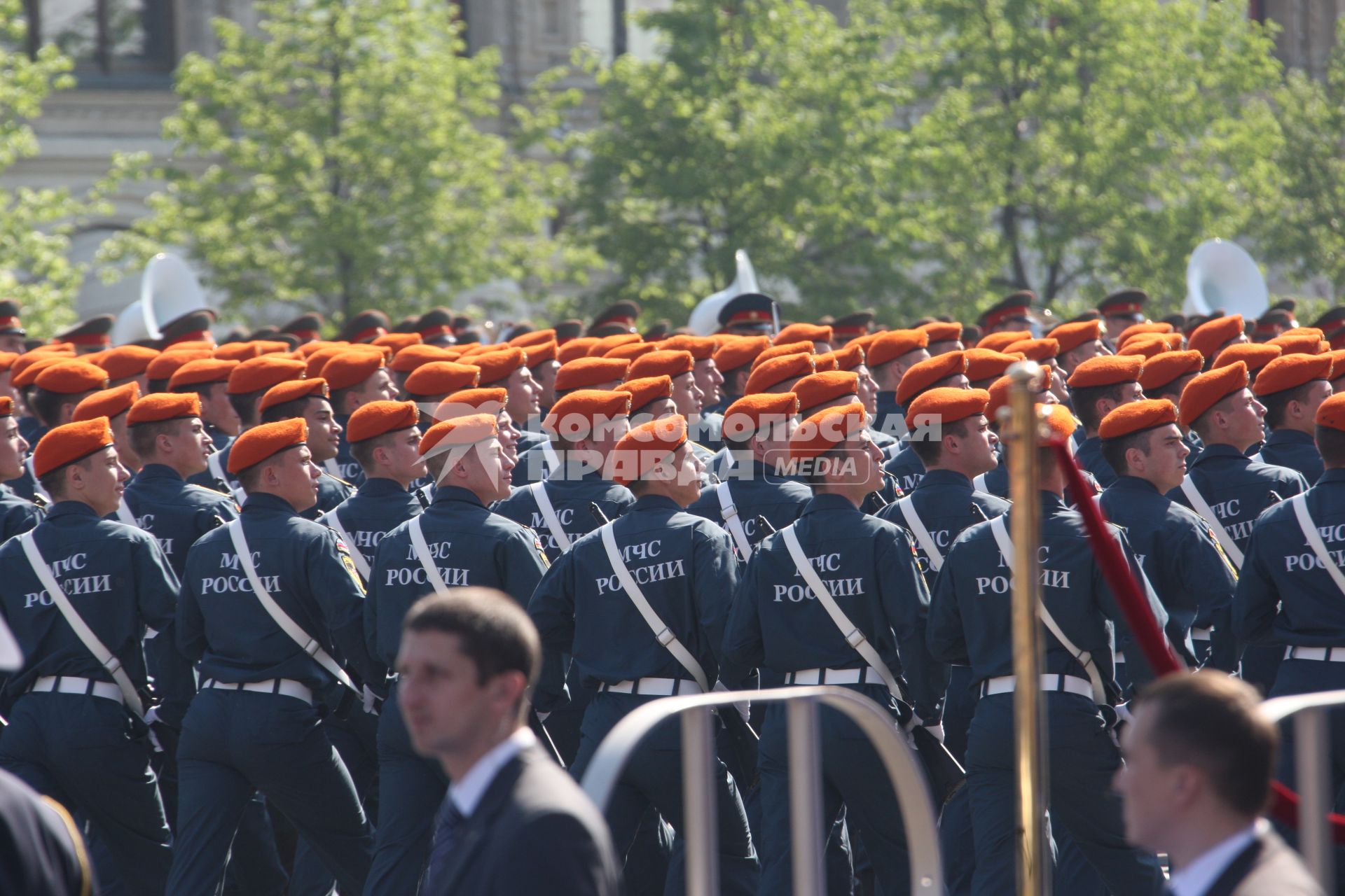 Парад на Красной площади, посвященный 65-й годовщине Победы в Великой Отечественной войне. На снимке: военнослужащие МЧС России.