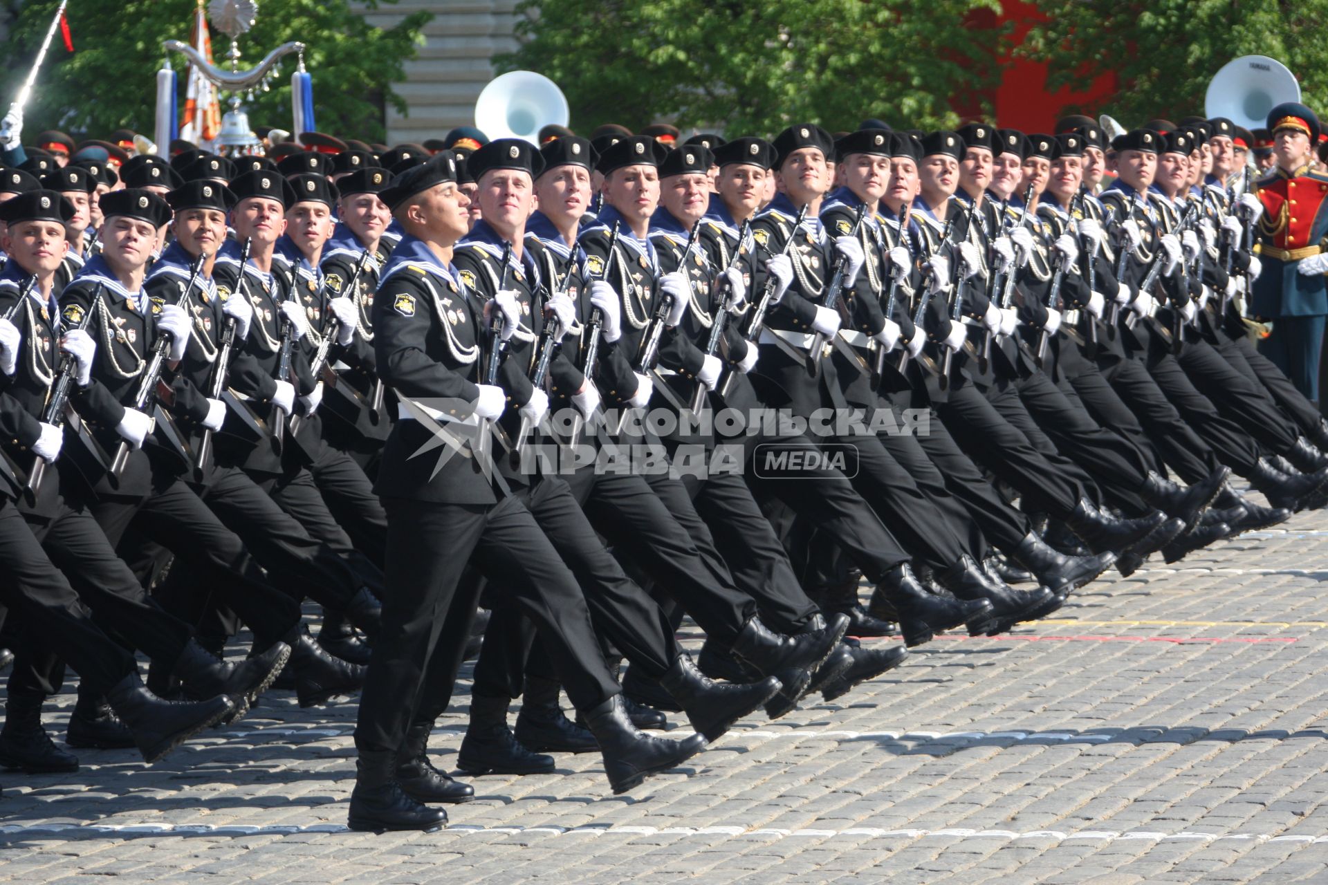 Парад на Красной площади, посвященный 65-й годовщине Победы в Великой Отечественной войне. На снимке: солдаты морской пехоты Черноморского Флота.