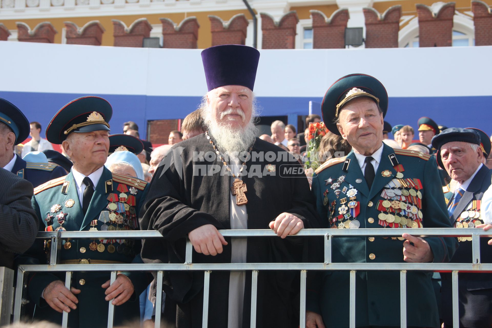 Парад на Красной площади, посвященный 65-й годовщине Победы в Великой Отечественной войне. На снимке: протоиерей Димитрий Смирнов.