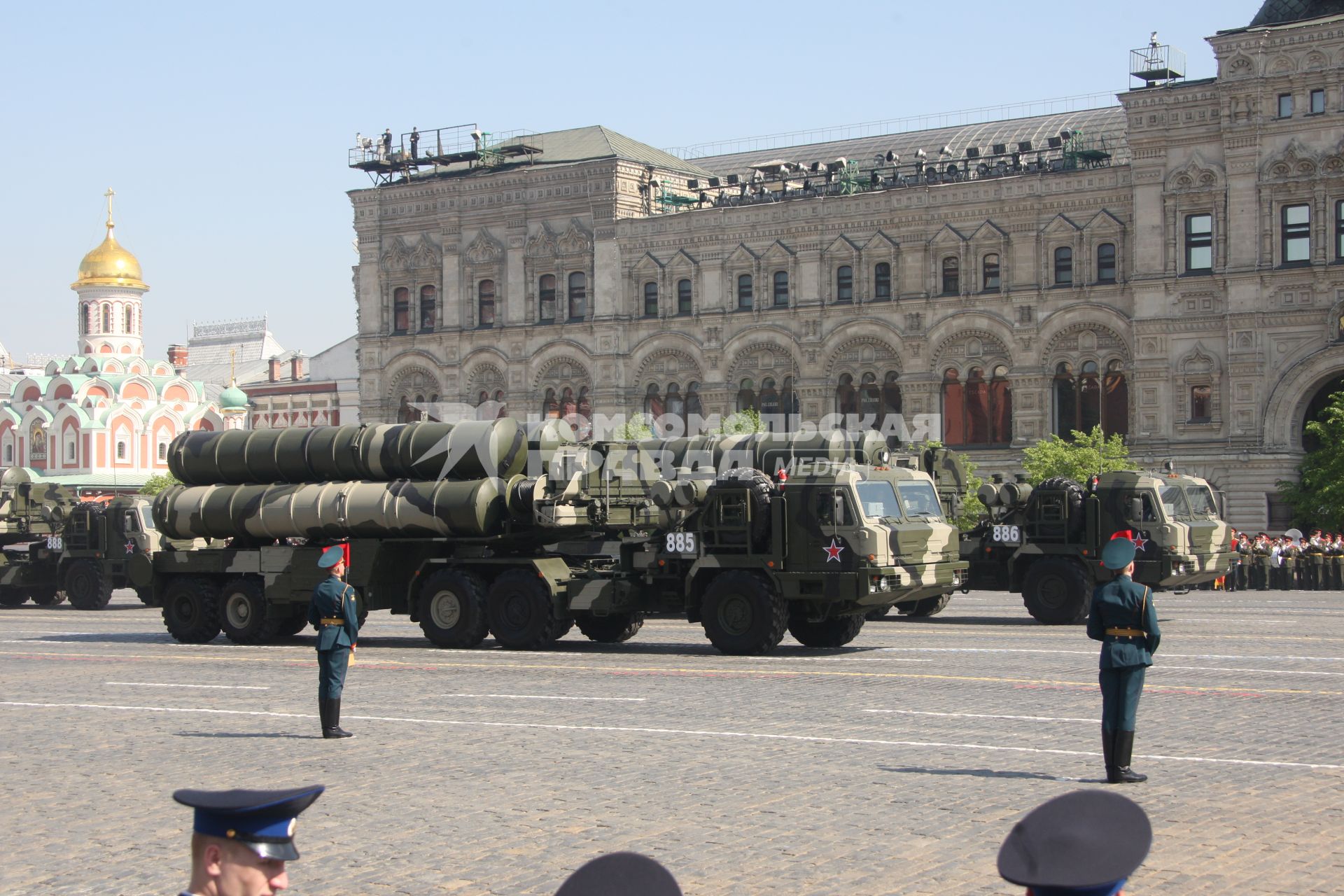 Парад на Красной площади, посвященный 65-й годовщине Победы в Великой Отечественной войне. На снимке: зенитно-ракетный комплекс С-400.