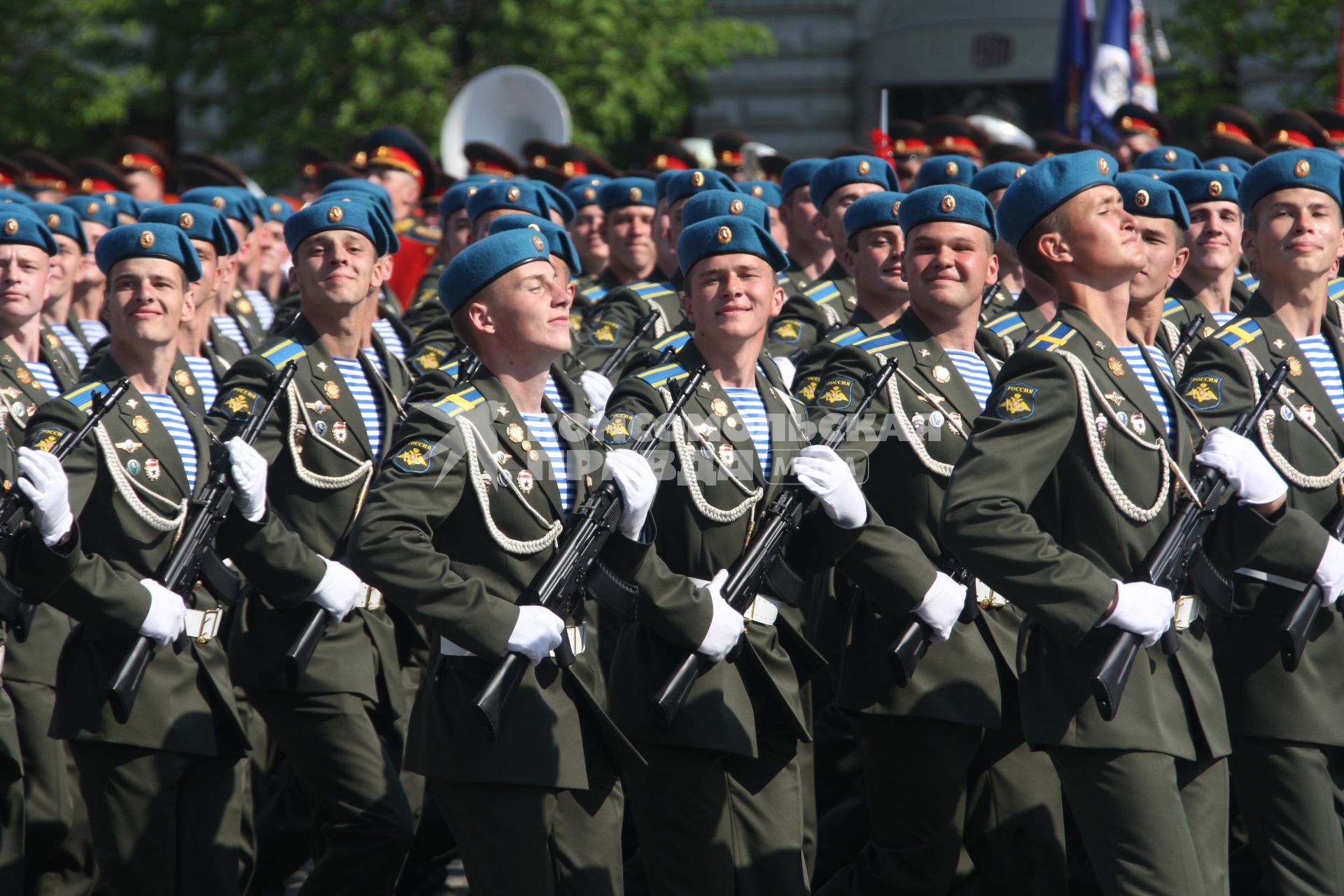 Парад на Красной площади, посвященный 65-й годовщине Победы в Великой Отечественной войне. На снимке: солдаты воздушно-десантных войск (ВДВ).