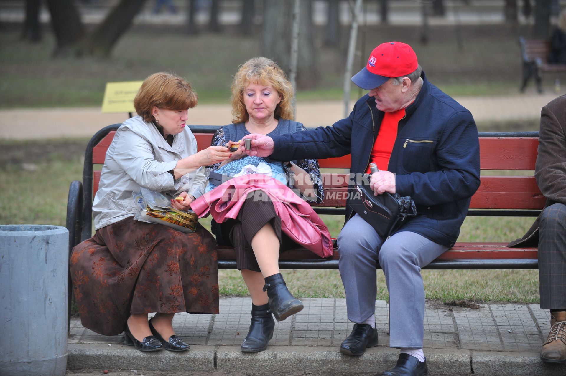 Весна в парке Сокольники. На снимке: на лавочке в парке трое людей пьют алкоголь.