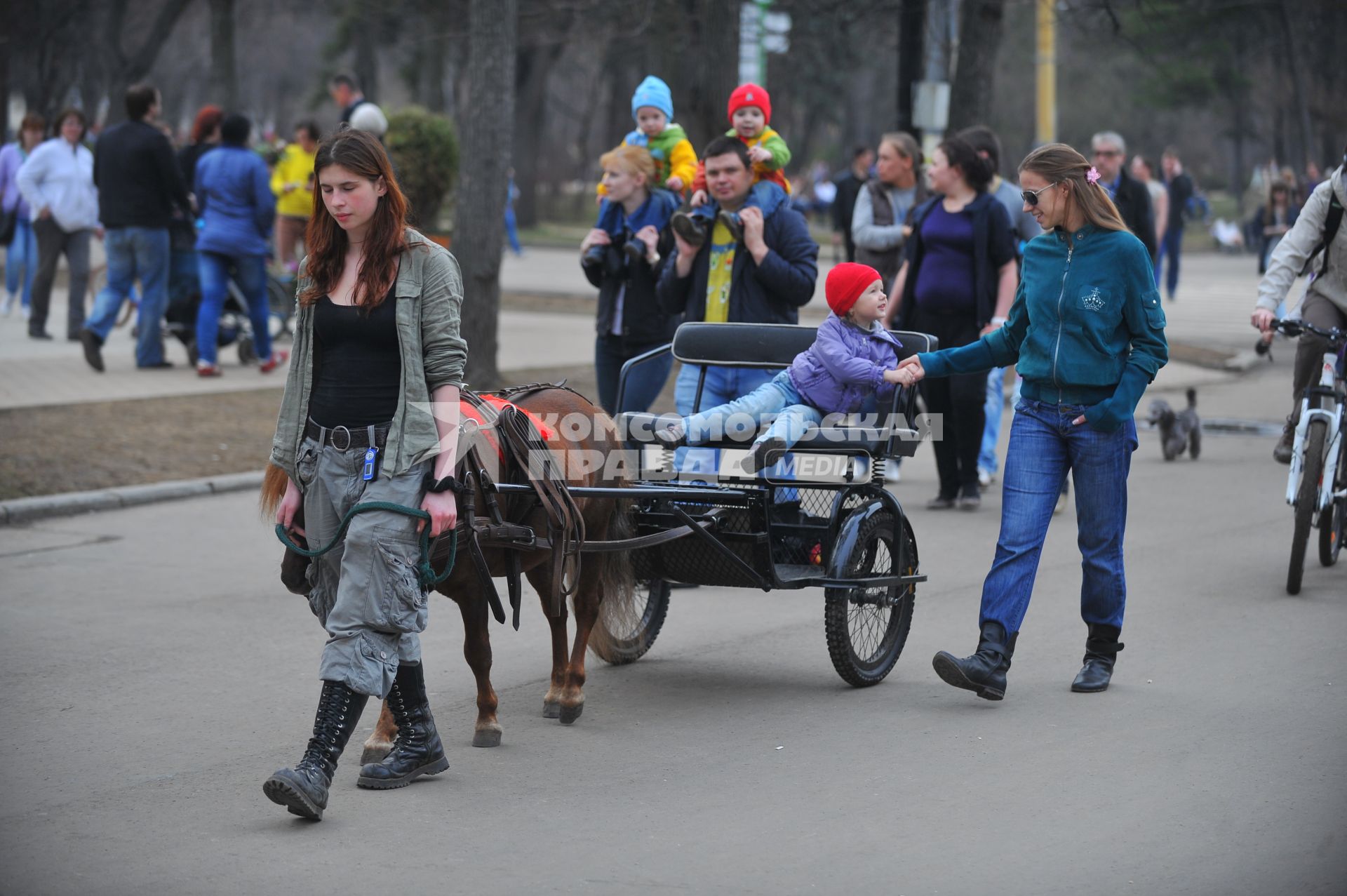 Весна в парке Сокольники. На снимке: реденка катают на пони.