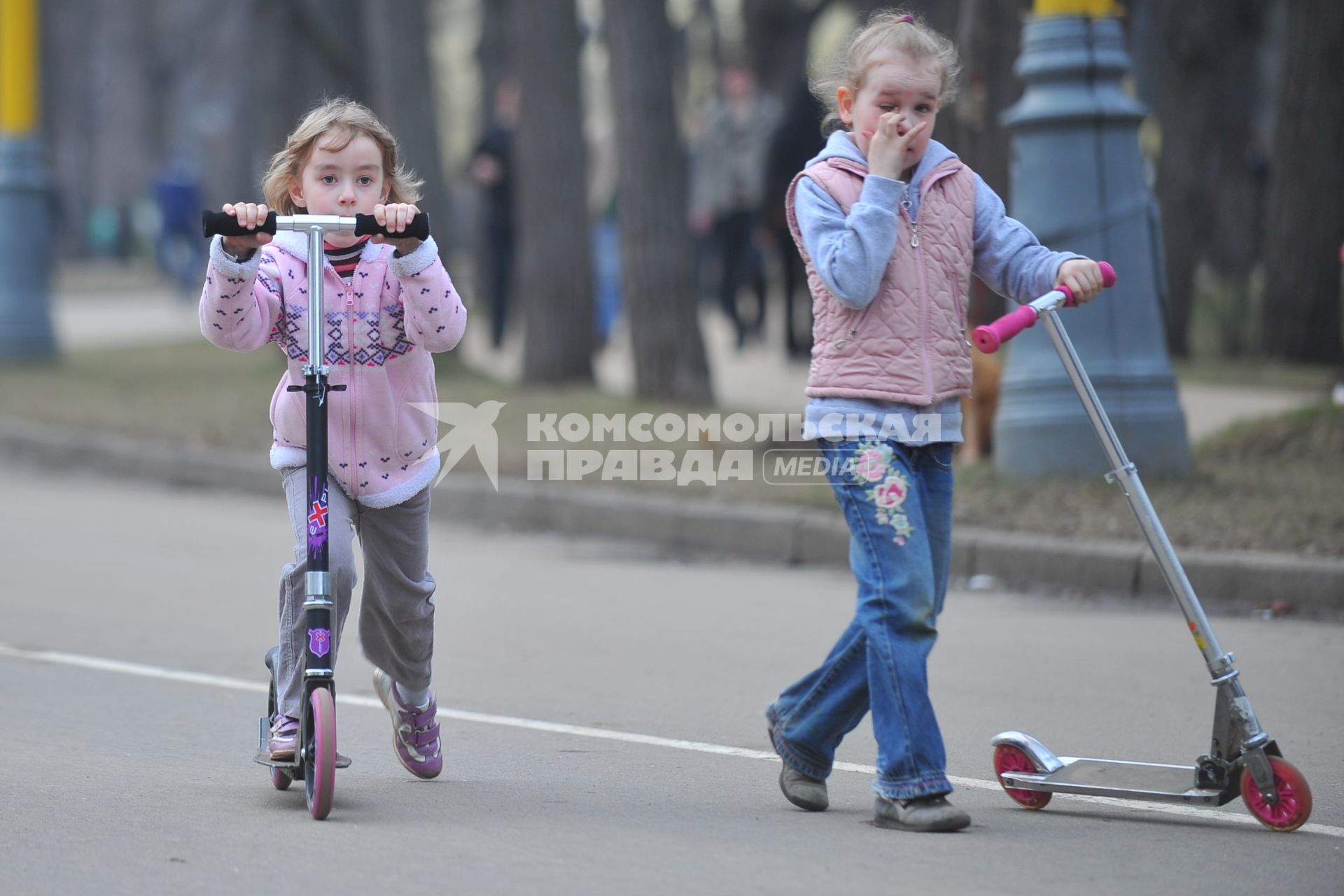 Весна в парке Сокольники. На снимке: дети катаются на самокате.