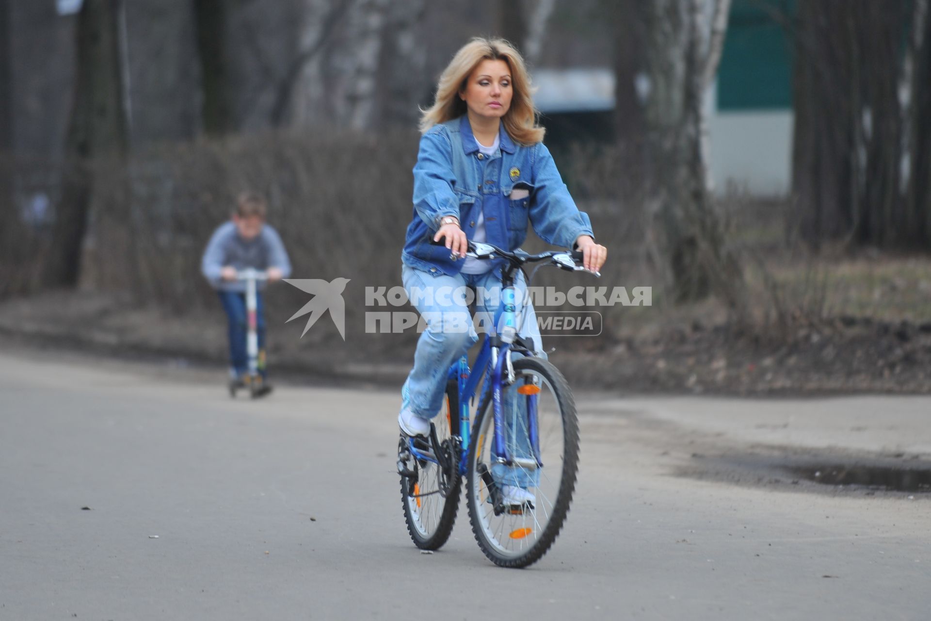 Весна в парке Сокольники. На снимке: актриса Ирина Климова едет на велосипеде.